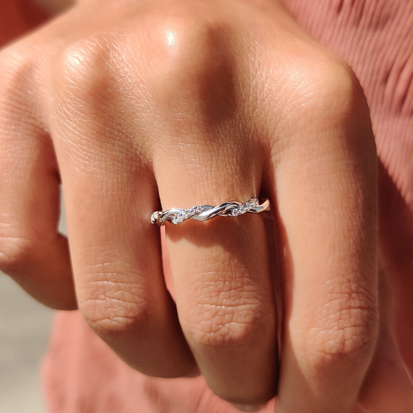 Round Cut Twisted Diamond Wedding Band Hauptbild
