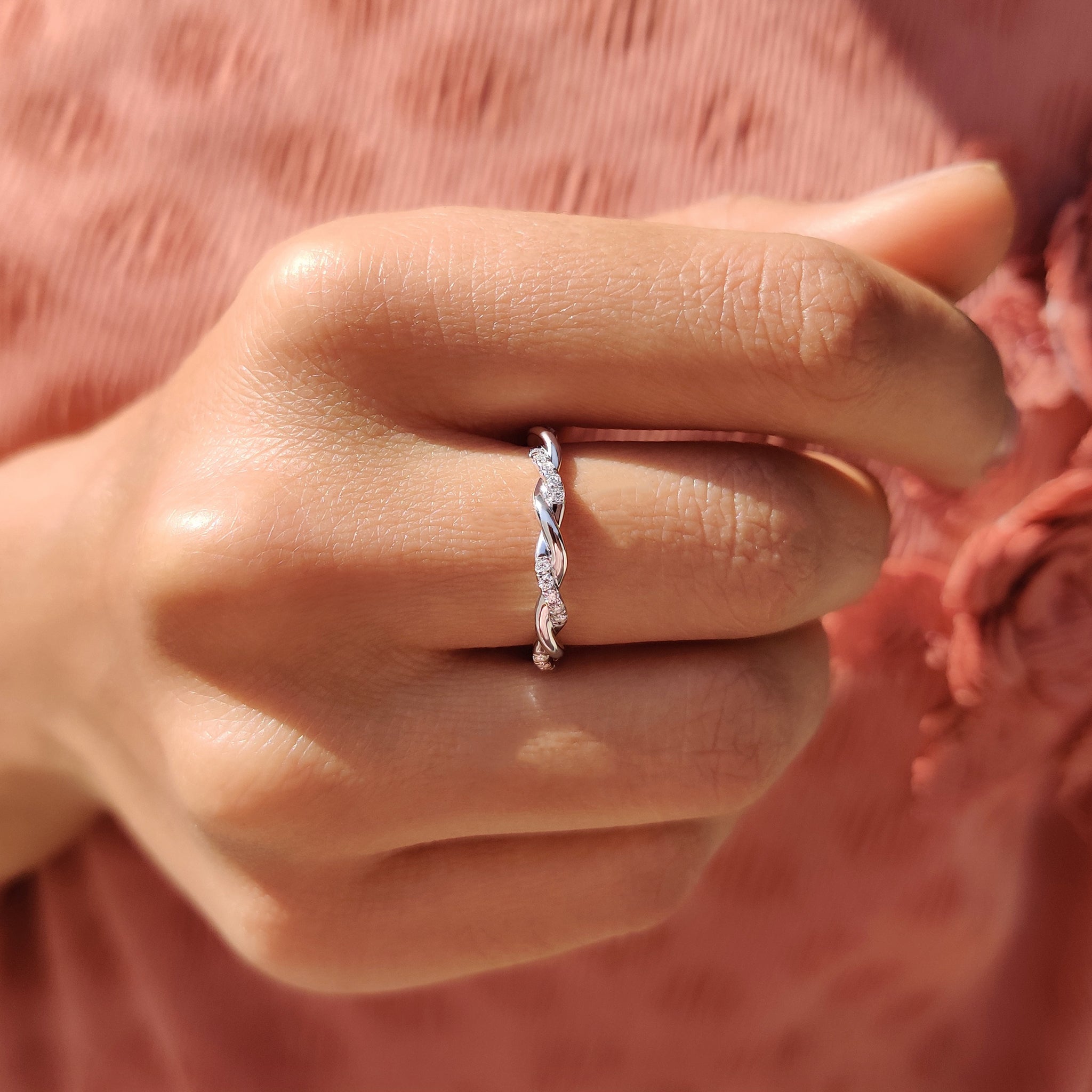 Round Cut Twisted Wedding Band Zweitbild