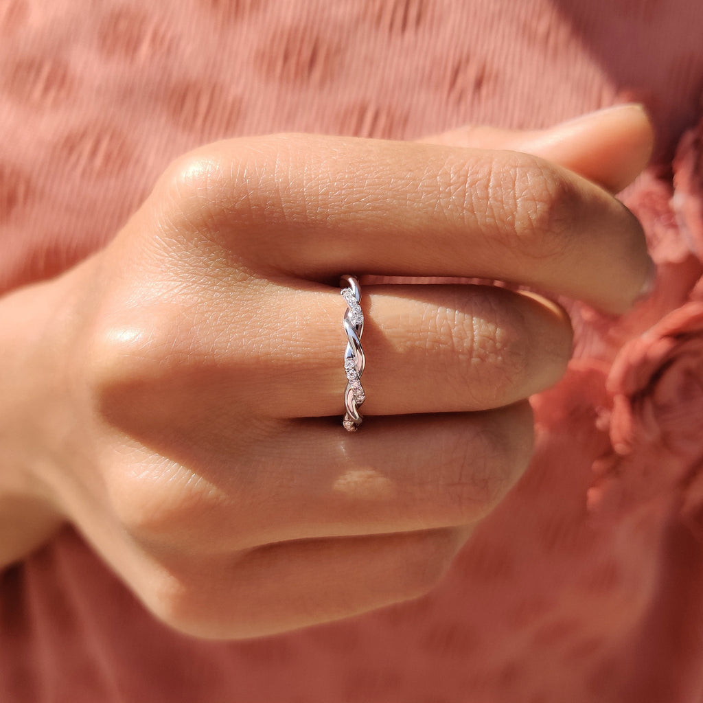 Round Cut Twisted Diamond Wedding Band