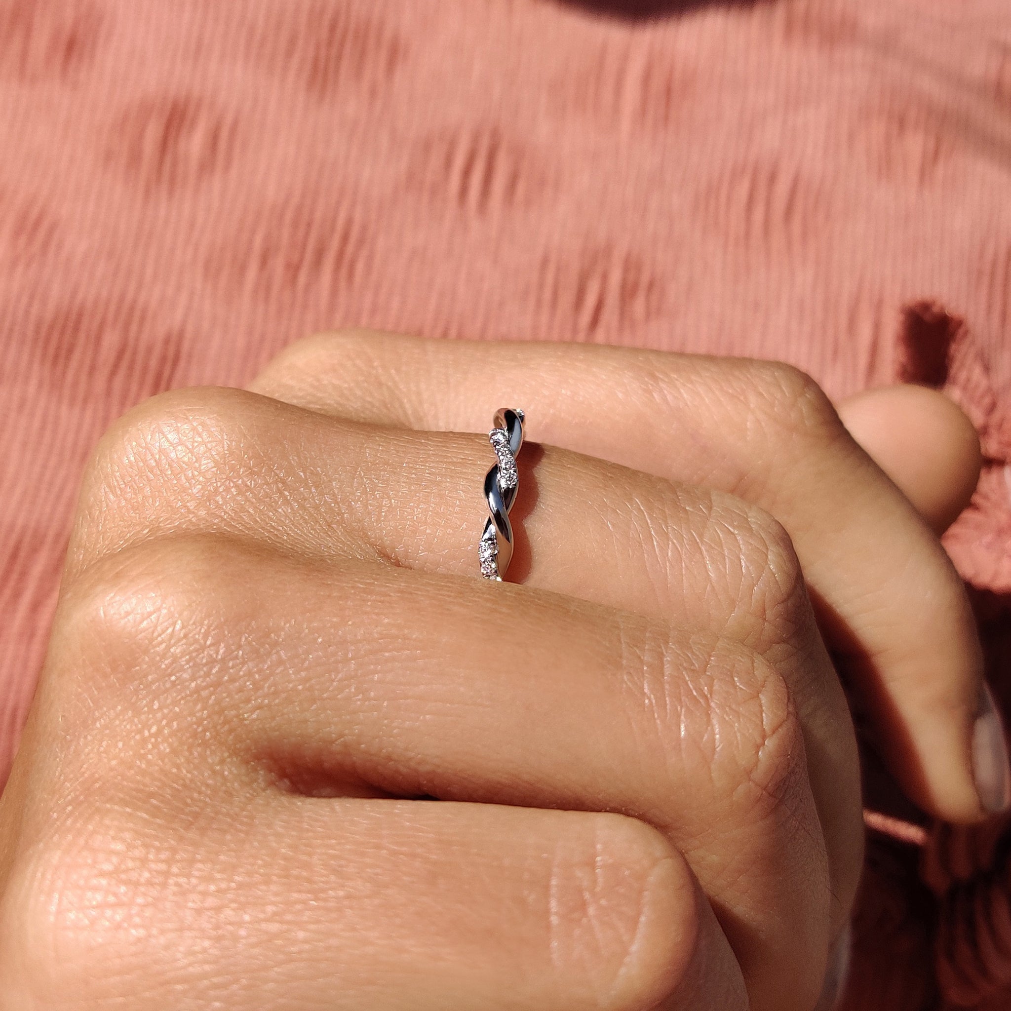 Round Cut Twisted Diamond Wedding Band