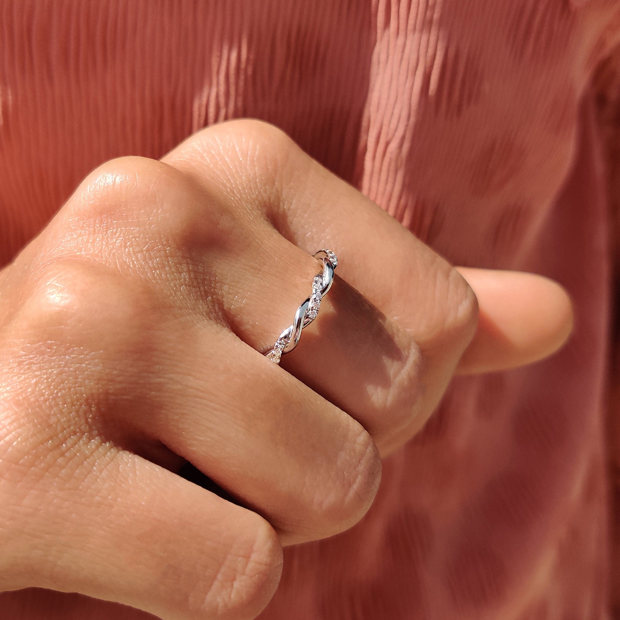 Round Cut Twisted Diamond Wedding Band