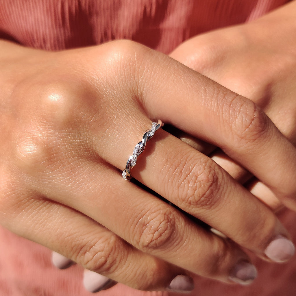 Round Cut Twisted Diamond Wedding Band