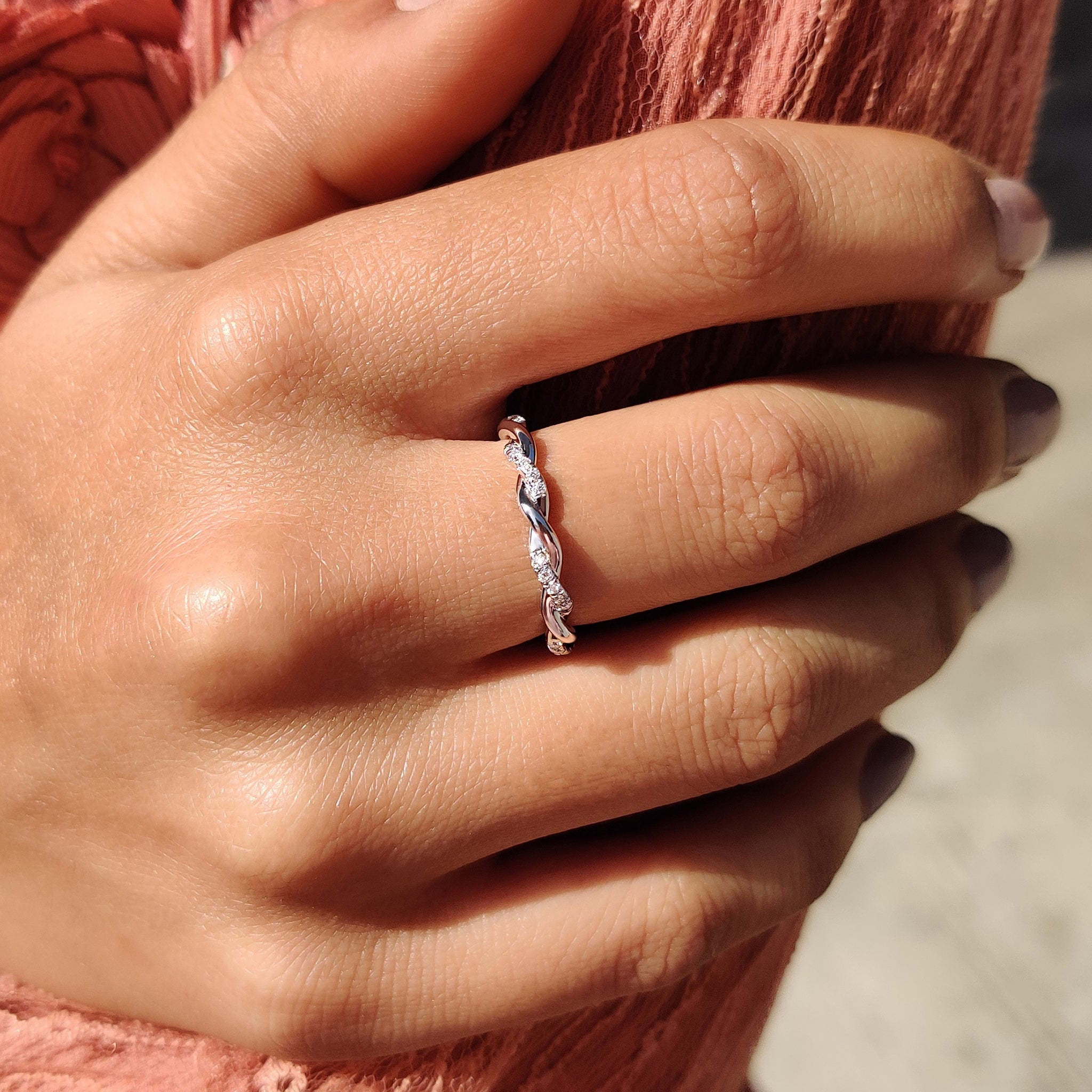 Round Cut Twisted Diamond Wedding Band