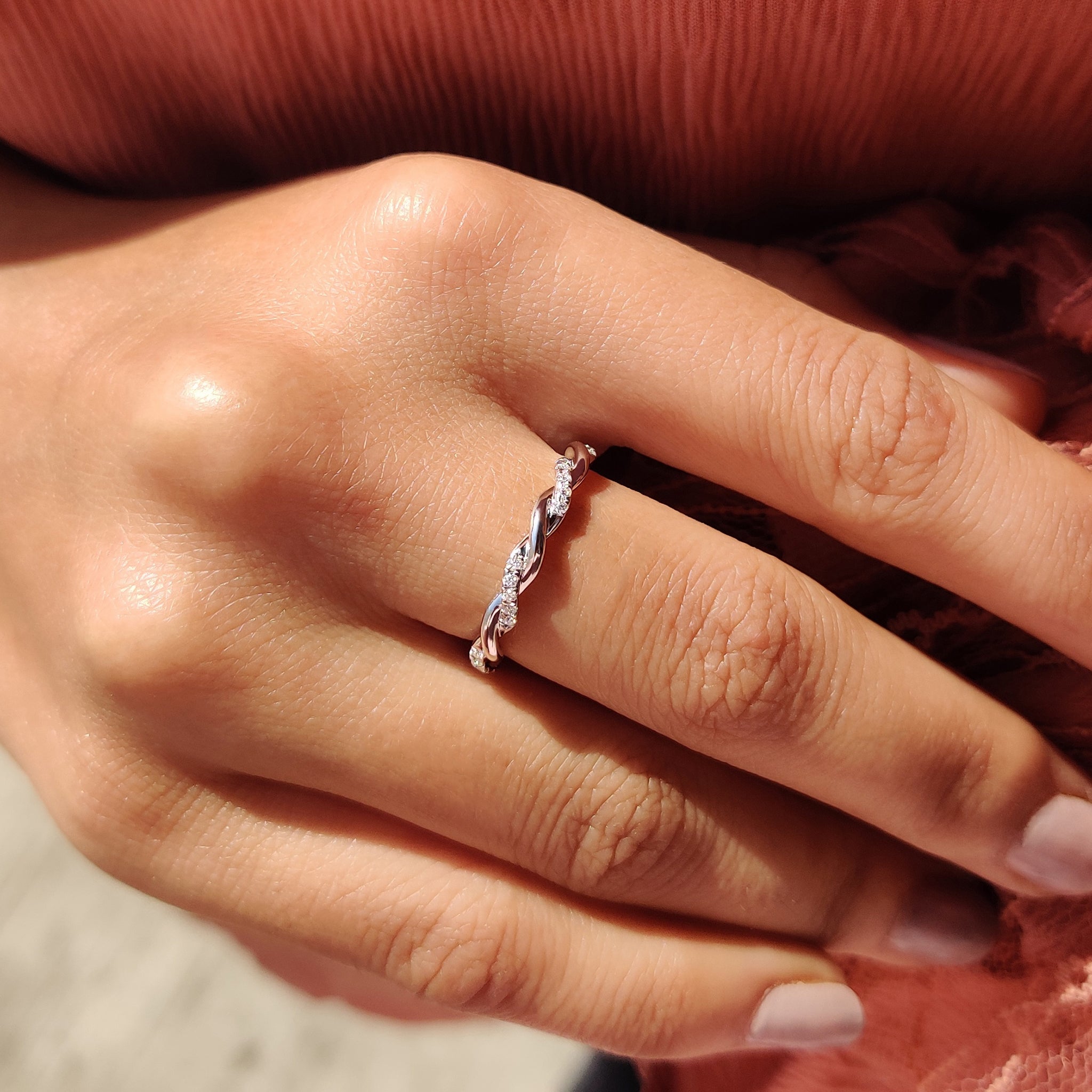 Round Cut Twisted Diamond Wedding Band