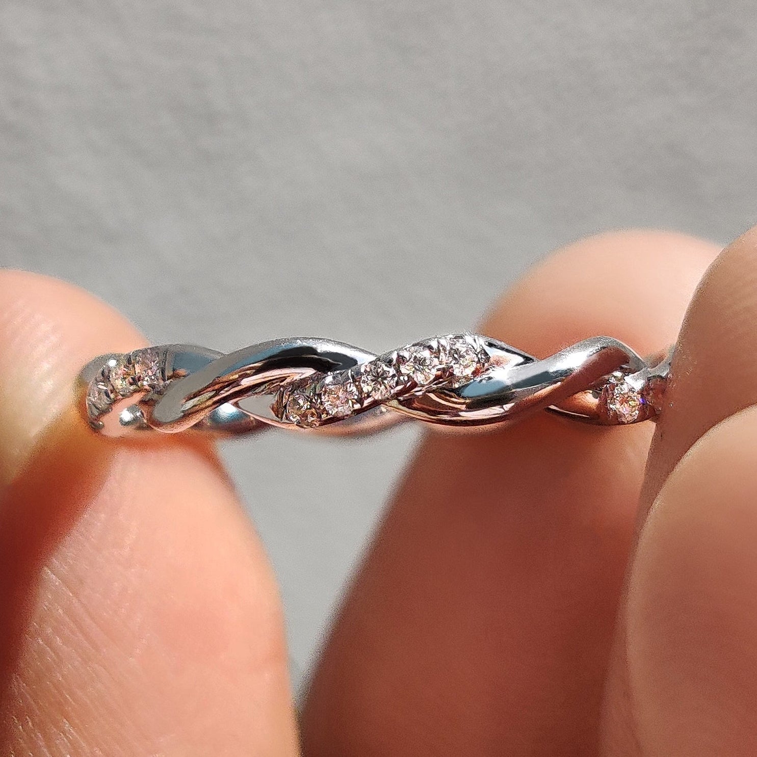 Round Cut Twisted Wedding Band Hauptbild