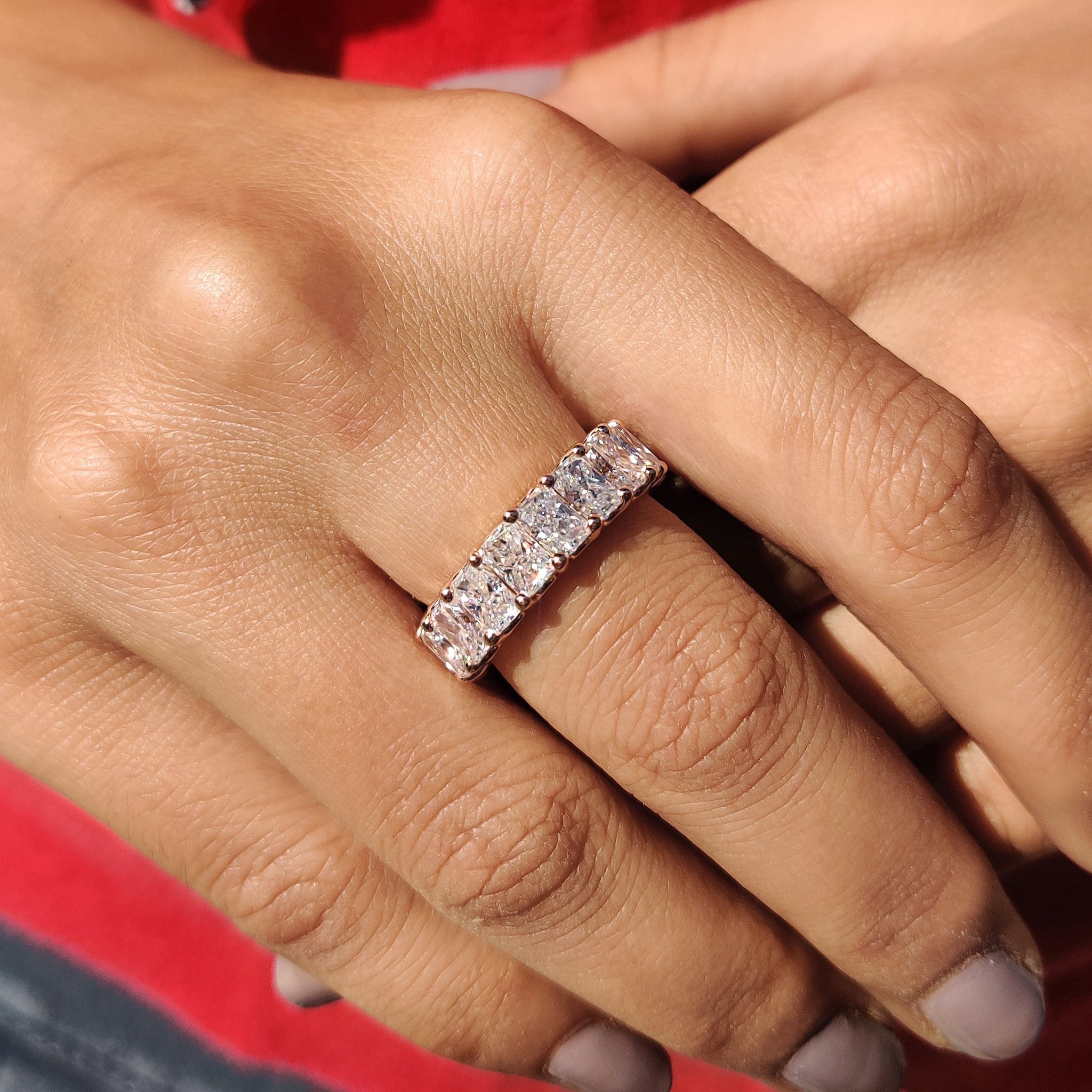Rose Gold Radiant Cut Eternity Band Image principale du produit