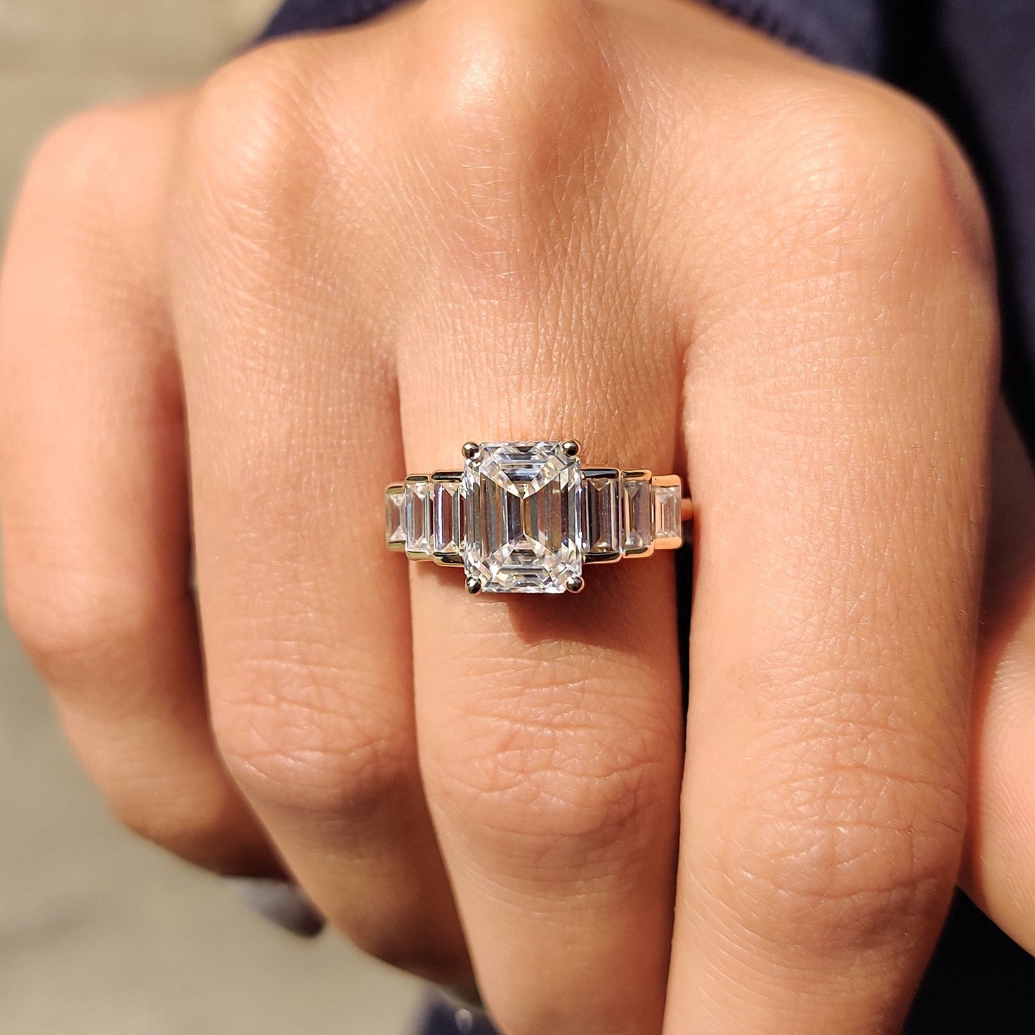 7 Stone Emerald And Baguette Cut Diamond Ring Immagine principale del prodotto
