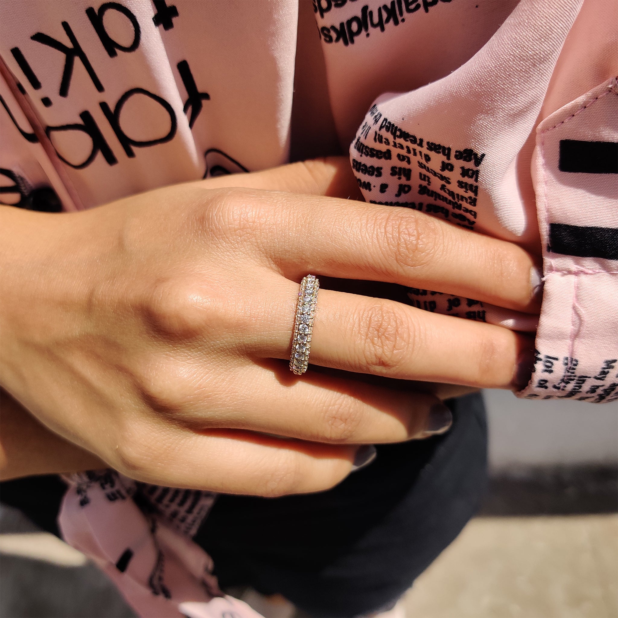 Round Cut Wedding Band  With Three Side Pave Setting Zweitbild