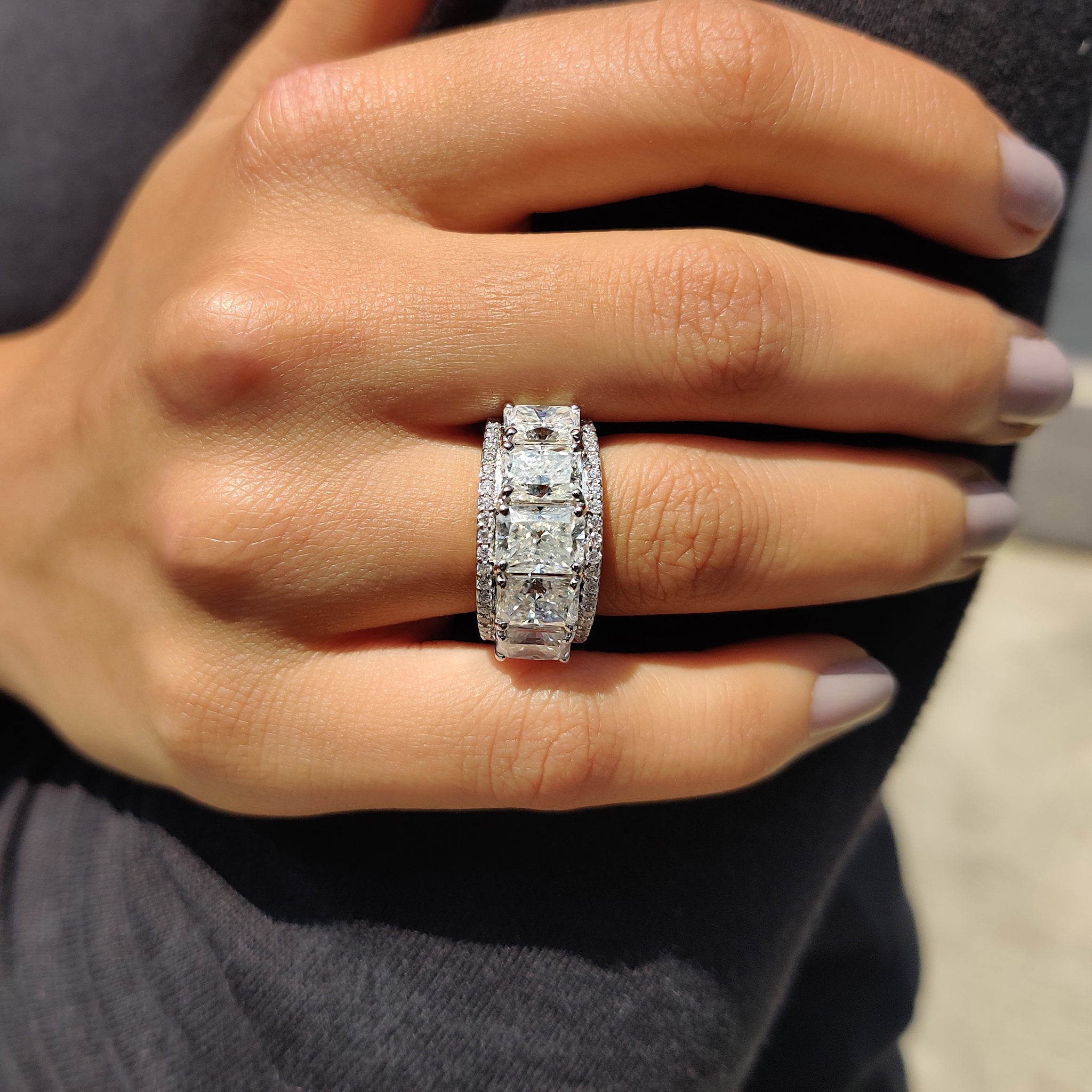 Radiant Cut Wedding Band In Three Row Pave Setting Image secondaire du produit