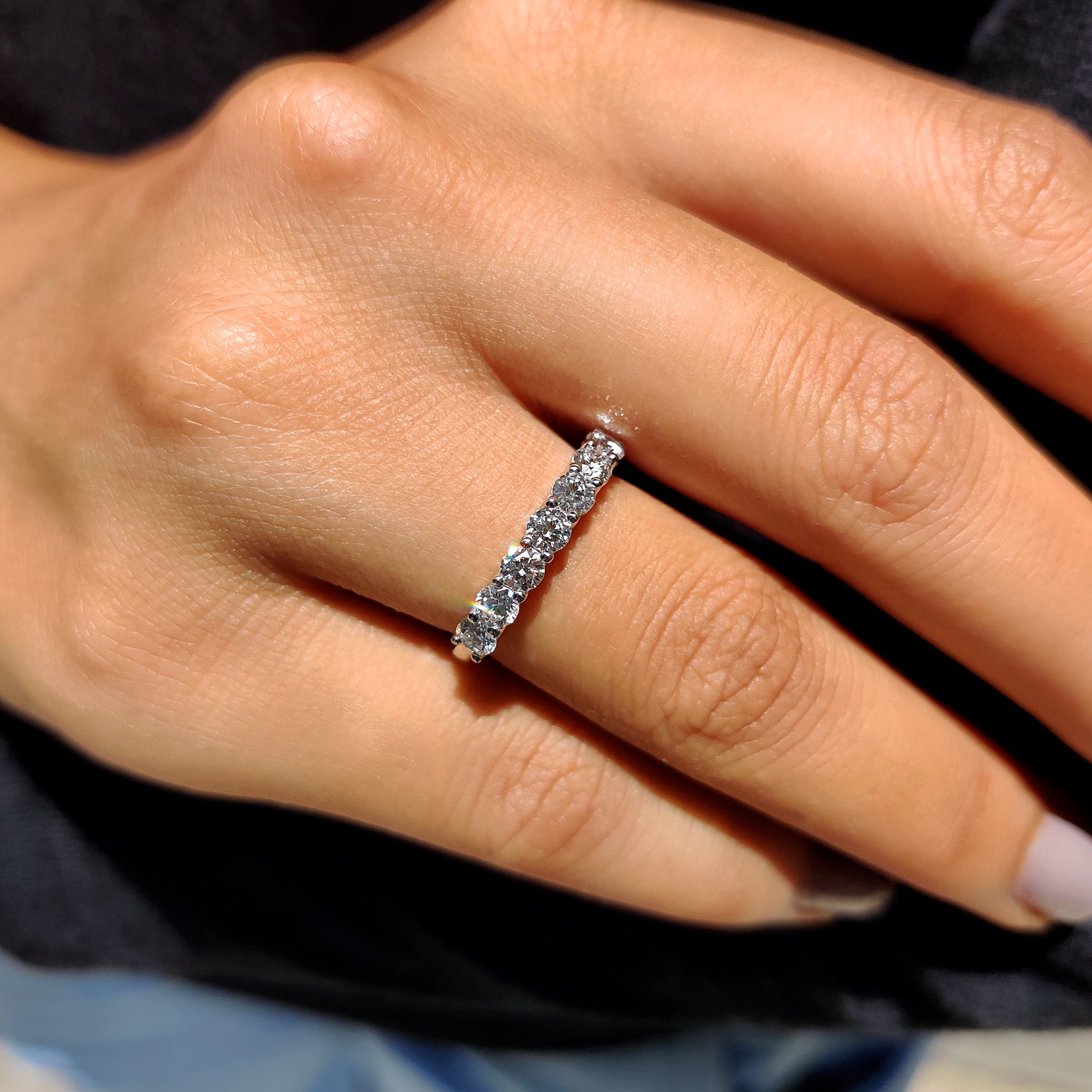 Half Eternity Round Moissanite Wedding Band Imagen secundaria del producto