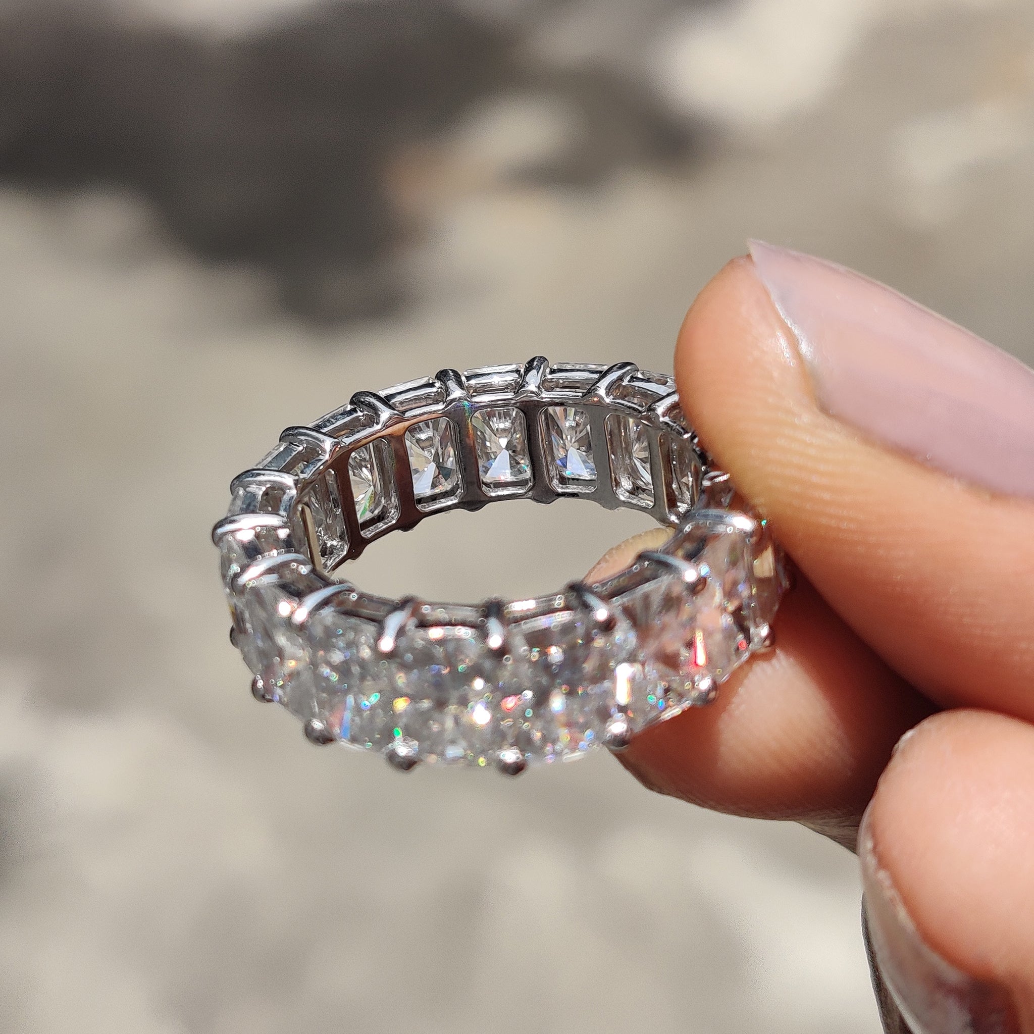 Radiant Cut Eternity Band With Prong Set Moissanite Image secondaire du produit