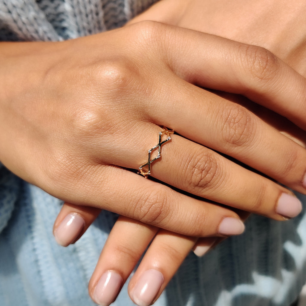 Zig Zag Wedding Band With Round Cut Moissanite