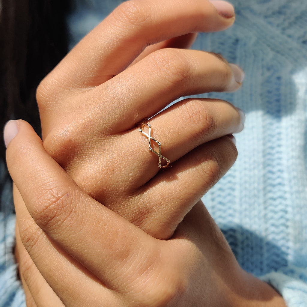 Zig Zag Wedding Band With Round Cut Moissanite