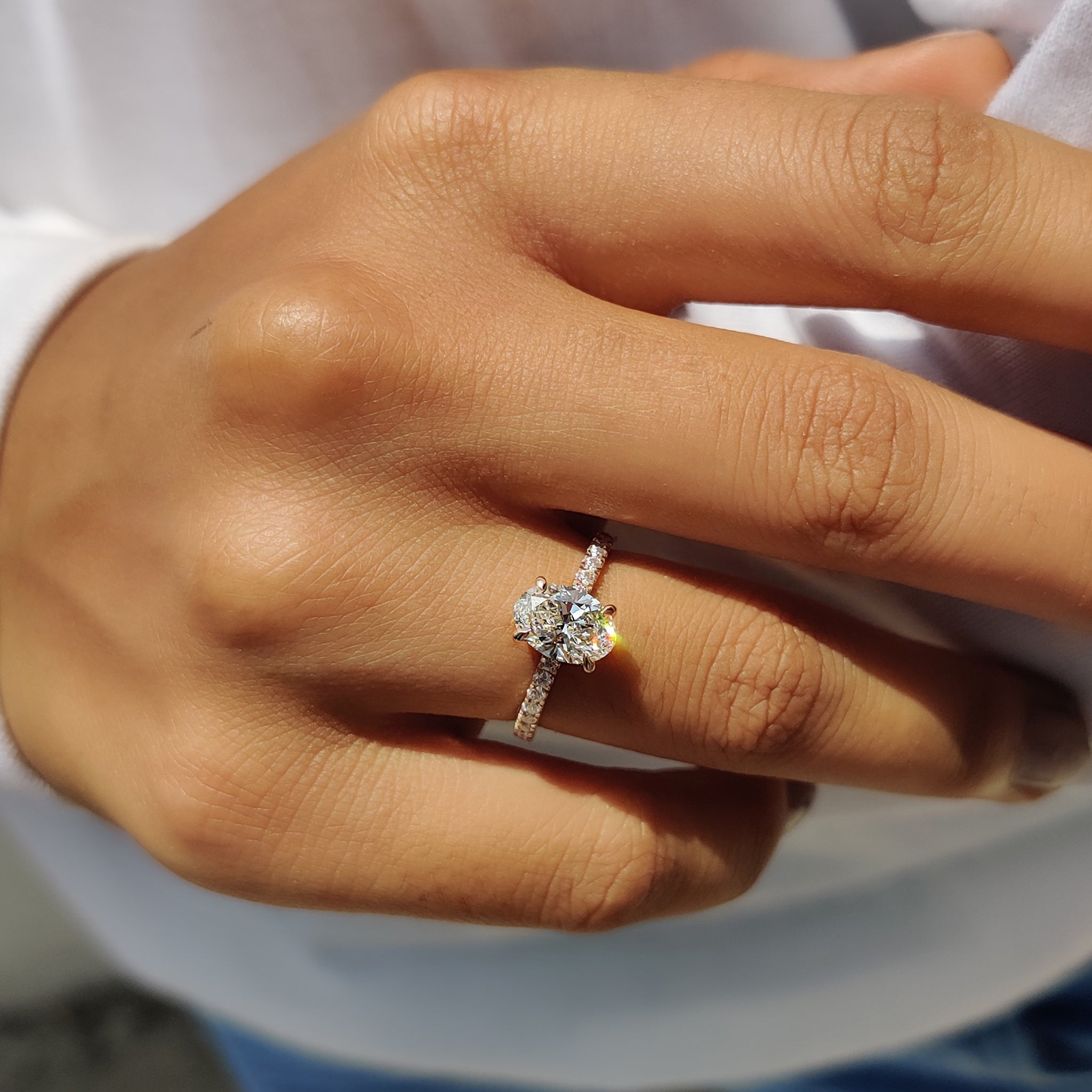 Hidden Halo Oval Cut Engagement Ring Immagine principale del prodotto