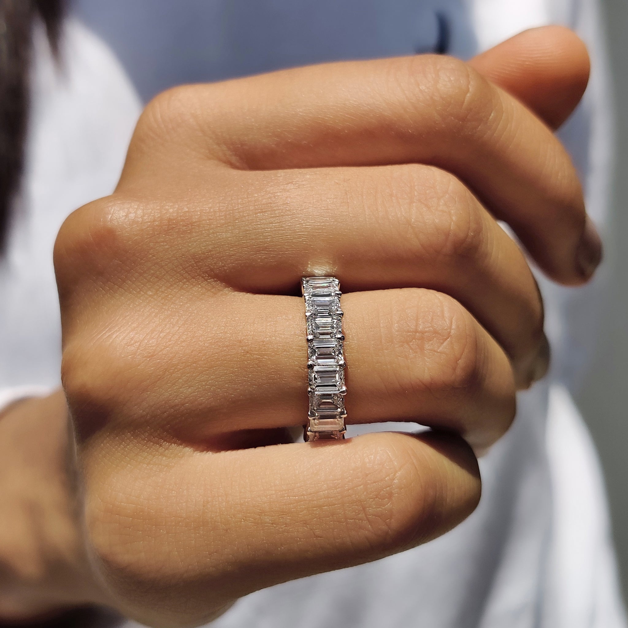 Emerald Cut Eternity Band with Prong Set For Women Imagen secundaria del producto