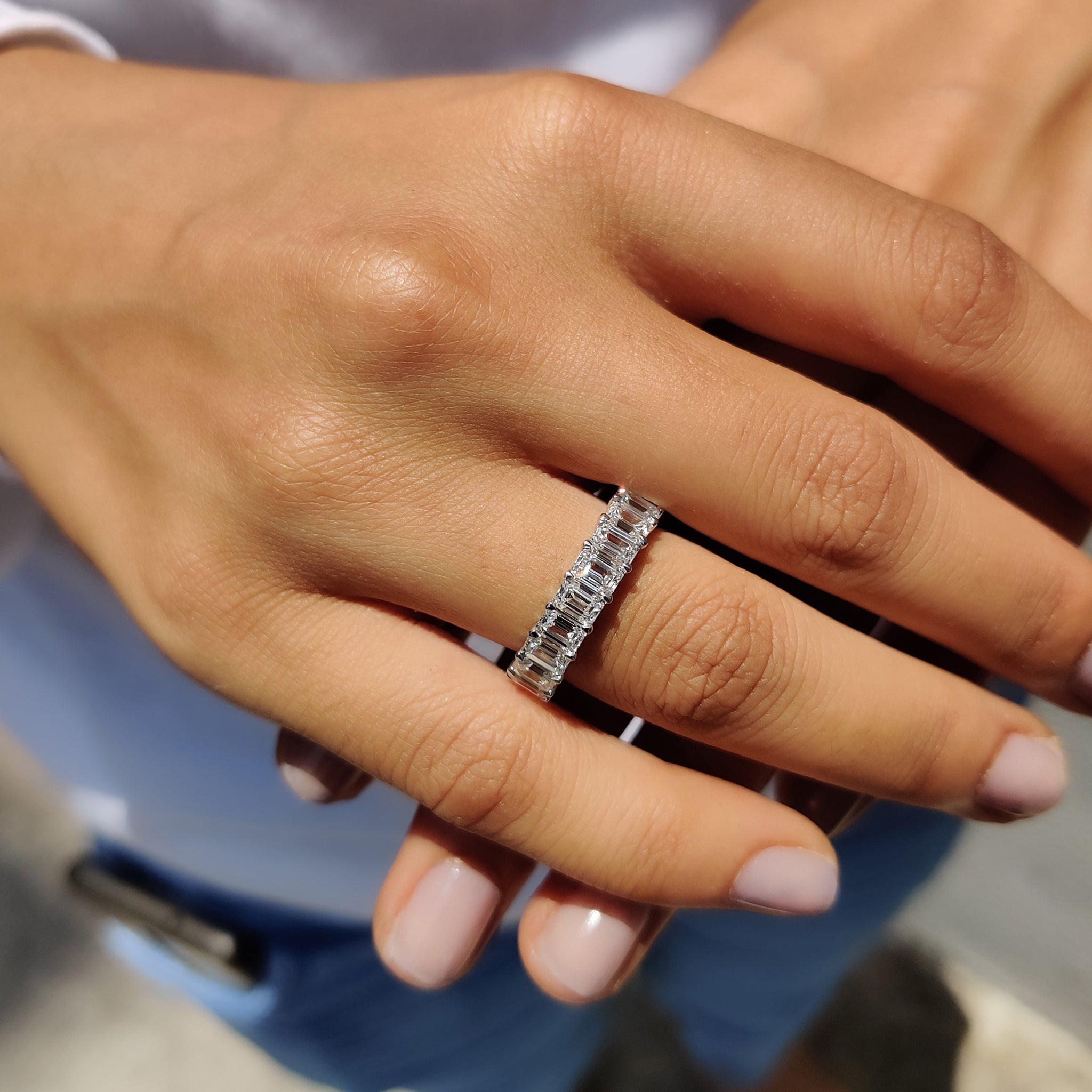 Emerald Cut Eternity Band Imagen secundaria del producto