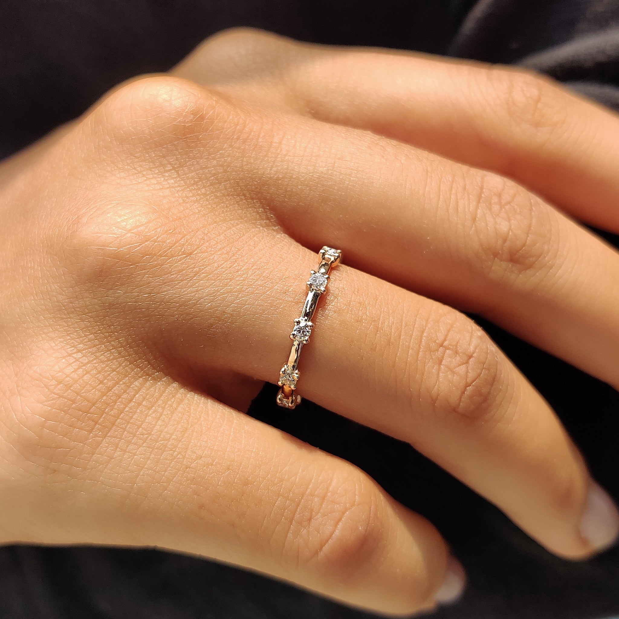 Round Wedding Band In Distance Pave Style Imagen secundaria del producto