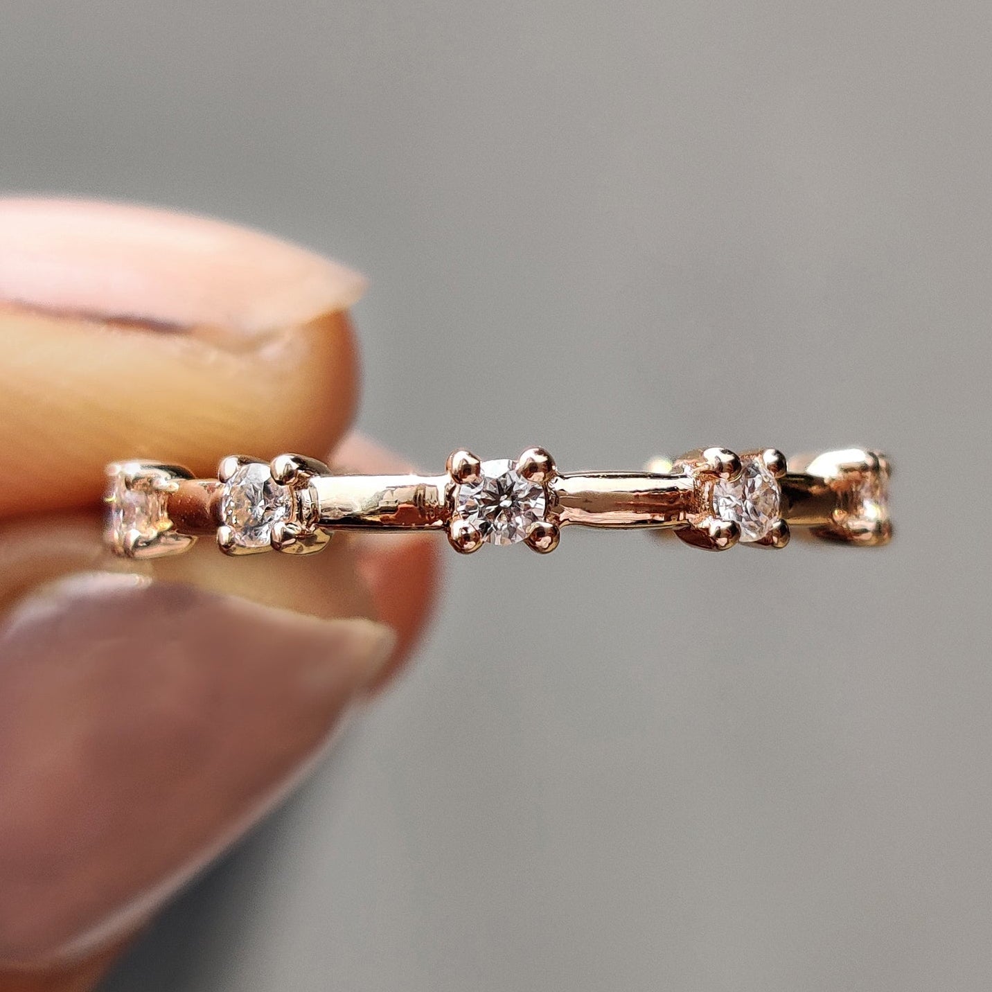 Round Wedding Band In Distance Pave Style Imagen principal del producto