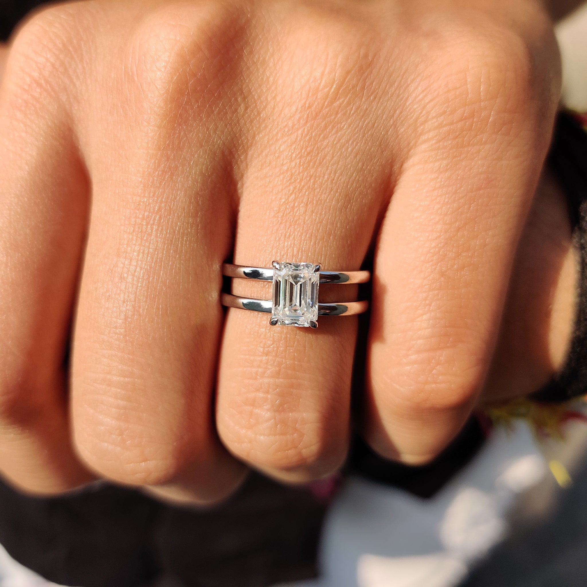 Double Claw Prong Emerald Solitaire Engagement Ring Immagine principale del prodotto
