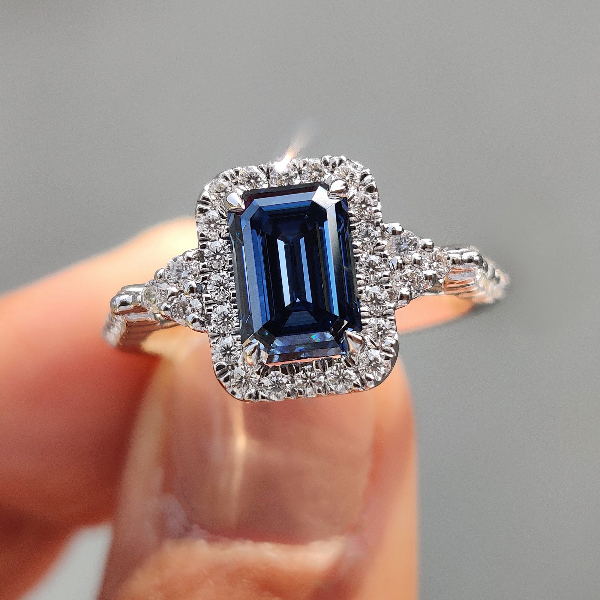 Blue Emerald Cut Engagement Ring In Muse Style Immagine principale del prodotto