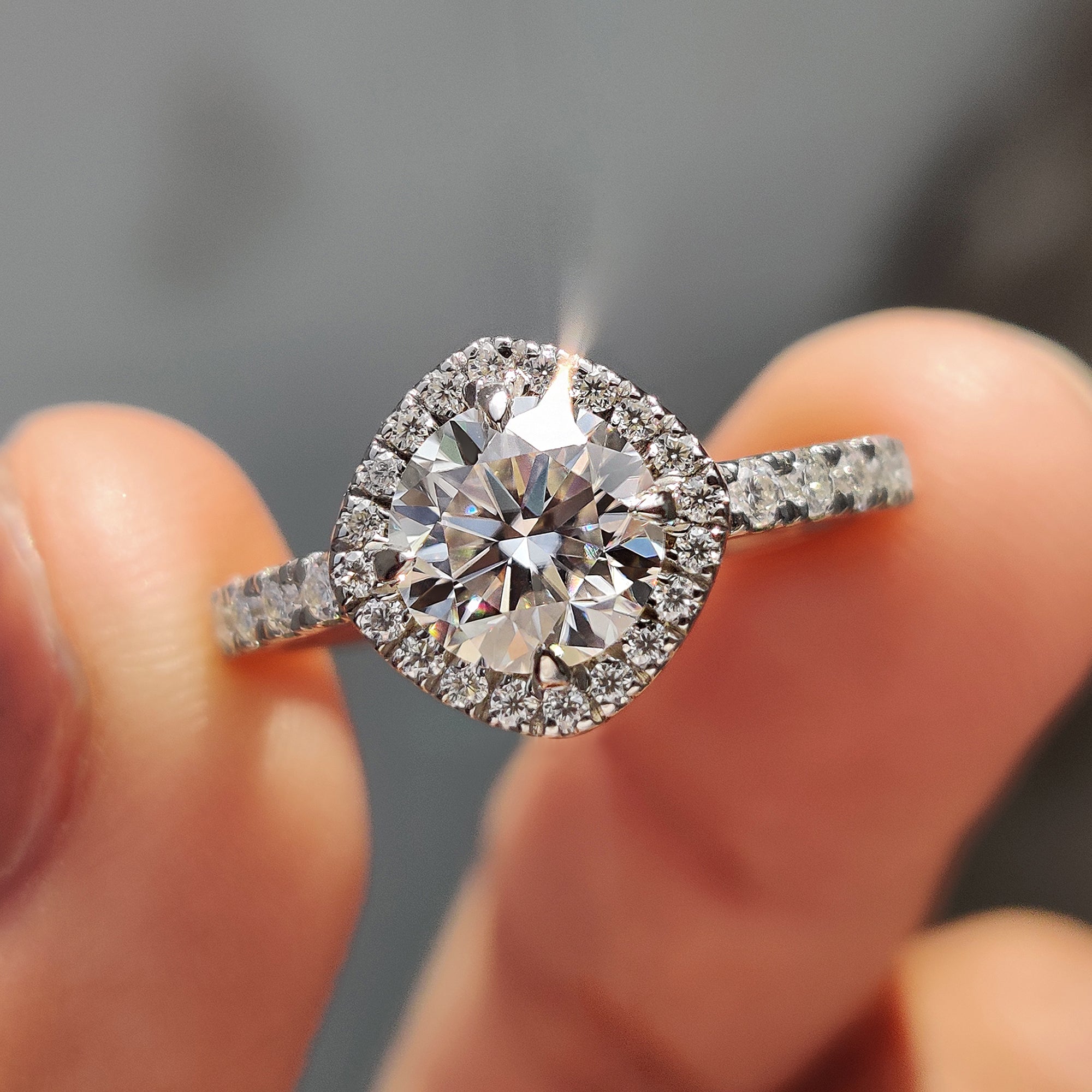 Halo Setting Round Cut Moissanite Engagement Ring Immagine principale del prodotto