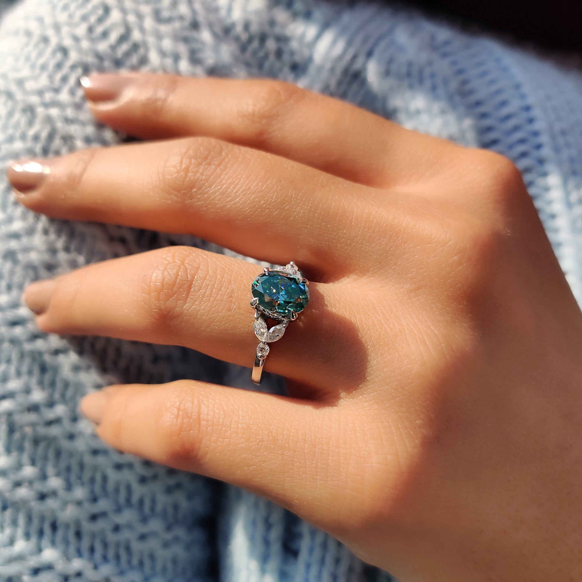 Cyan Blue Moissanite Oval Side Stone Engagement Ring Zweitbild