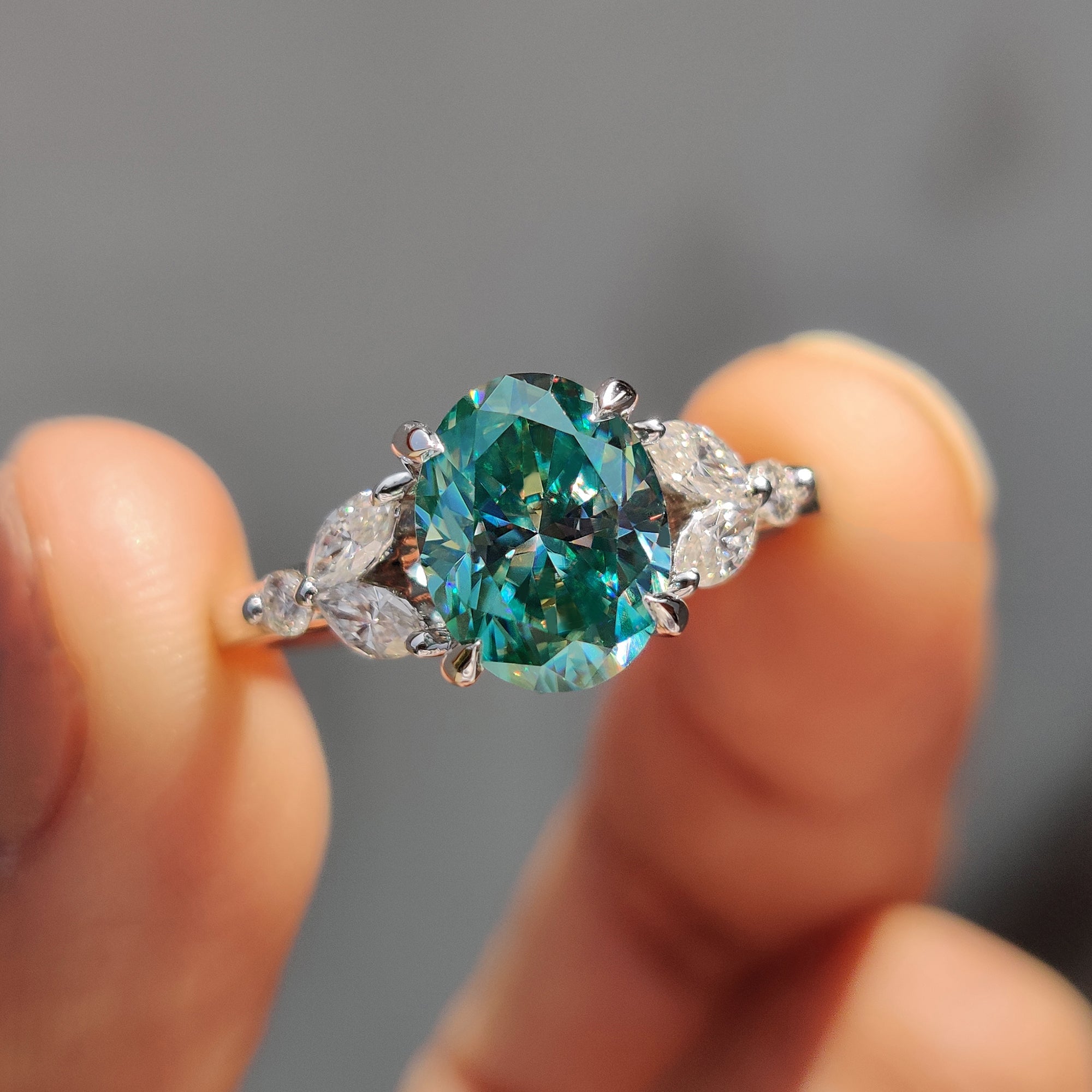 Cyan Blue Moissanite Oval Side Stone Engagement Ring Hauptbild
