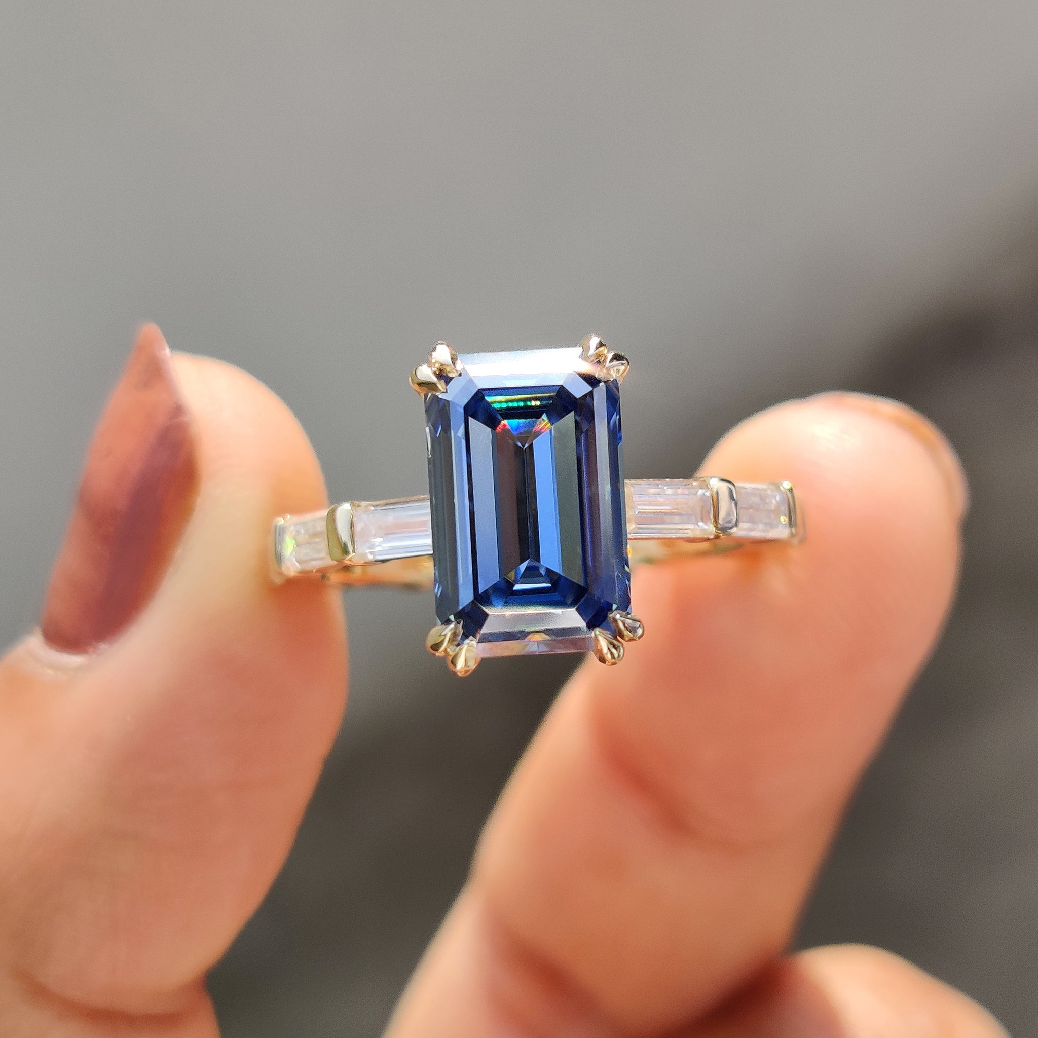 Emerald Cut Engagement Ring With Baguette Side Stones Immagine principale del prodotto