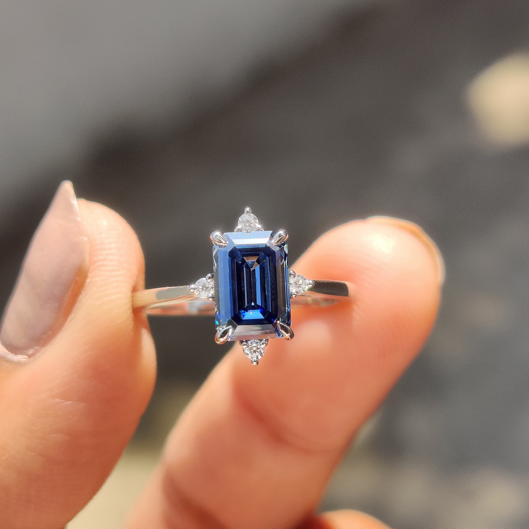 5 Stone Emerald Cut Engagement Ring Immagine principale del prodotto