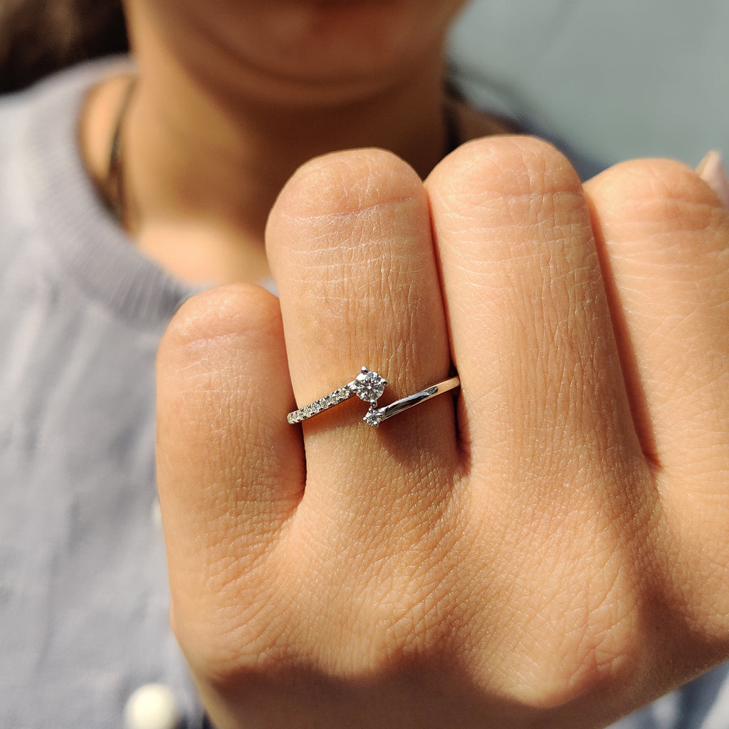 Minimalist Wedding Band With Round Cut Moissanite