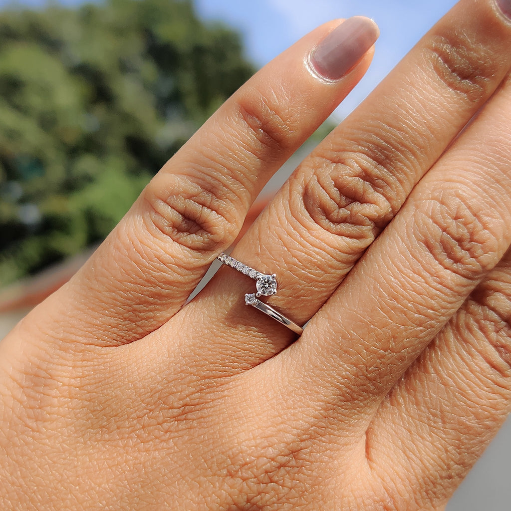 Minimalist Wedding Band With Round Cut Moissanite