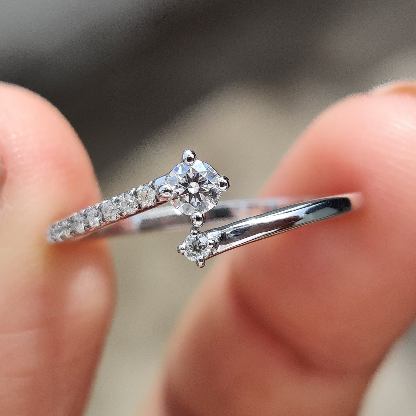 Minimalist Wedding Band With Round Cut Moissanite