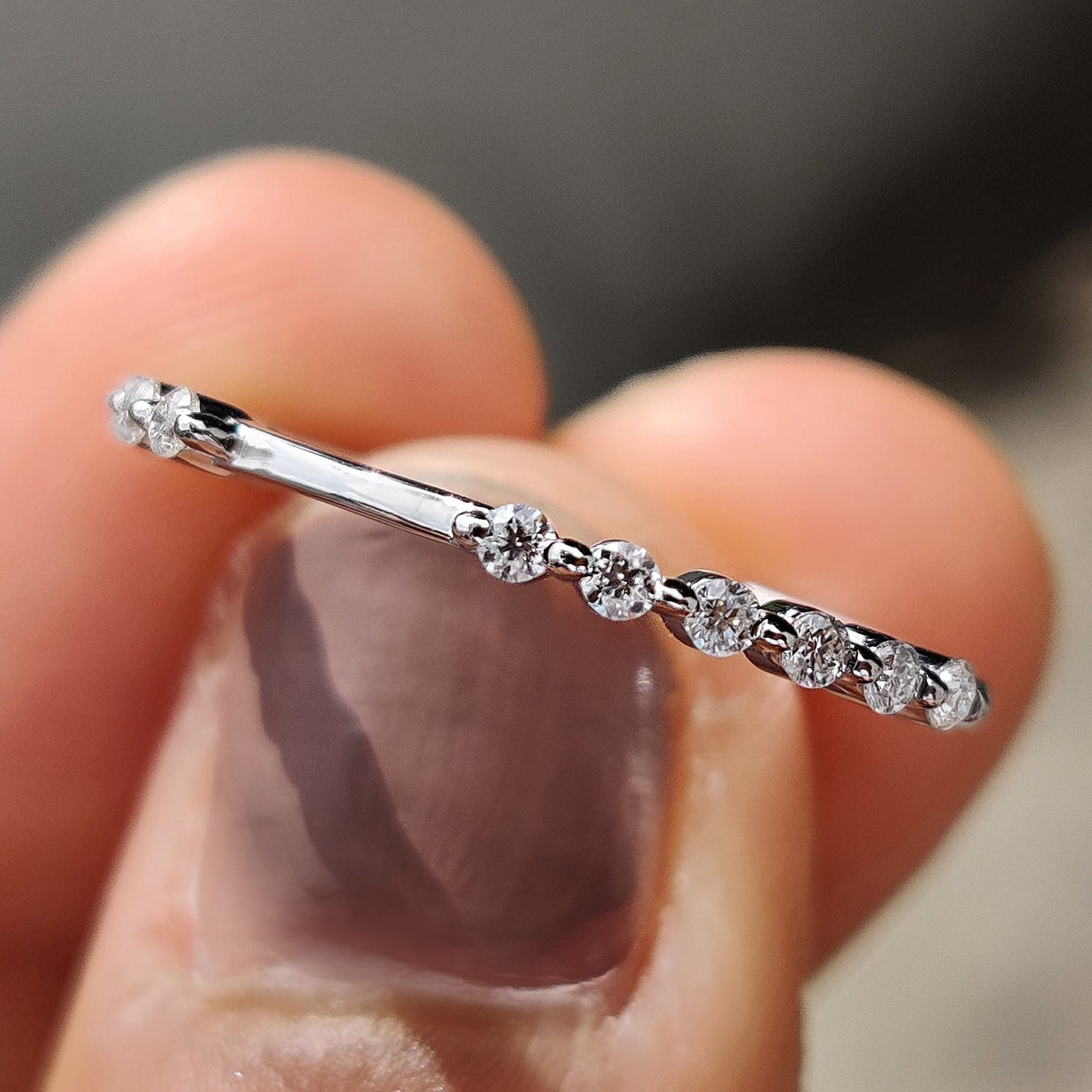 Round Cut Stackable Wedding Band With Shared Prong Setting Hauptbild