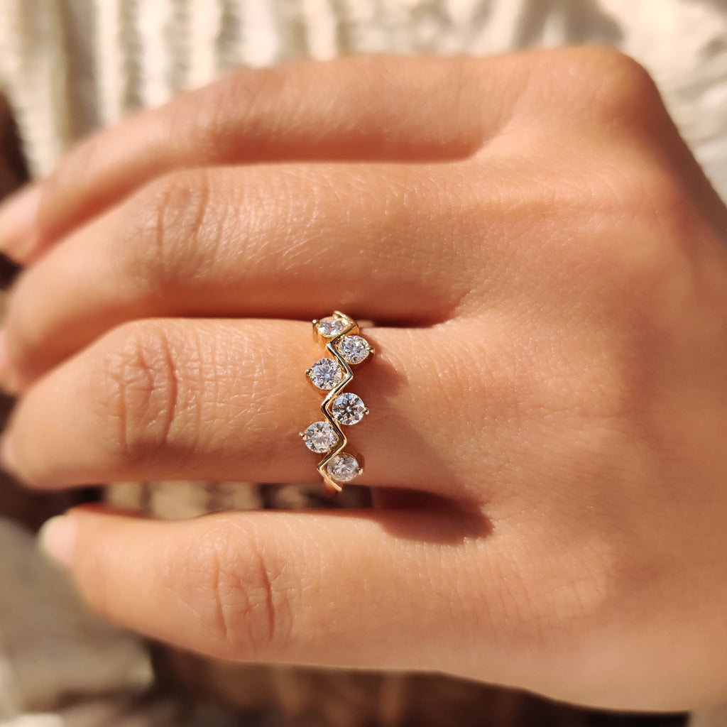 Round Cut wedding band with zig zag style