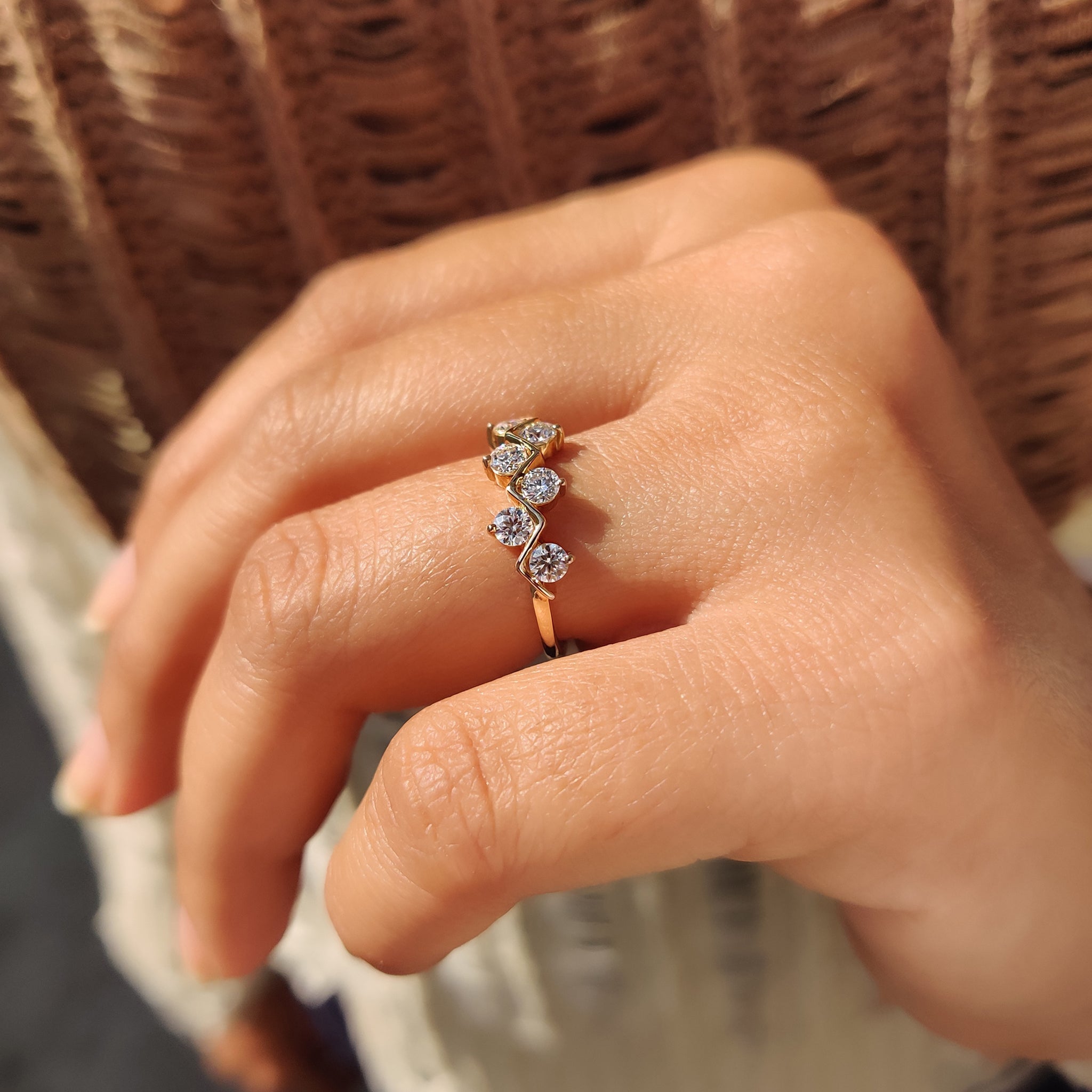 Round Cut wedding band with zig zag style