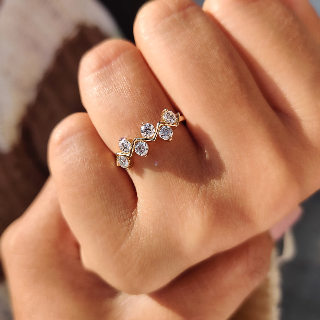 Round Cut wedding band with zig zag style
