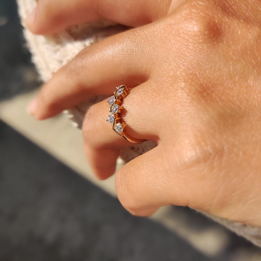 Round Cut wedding band with zig zag style