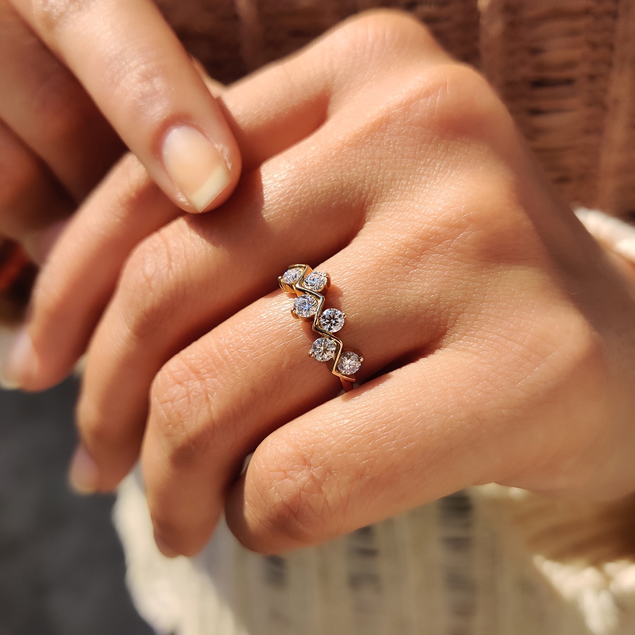 Round Cut wedding band with zig zag style