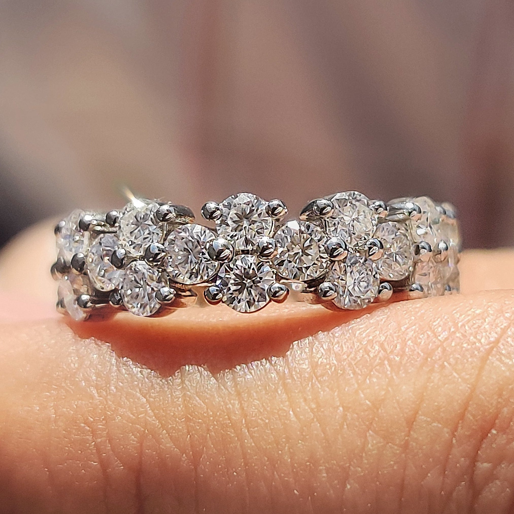 Garland Eternity Band with Round Moissanite Stone Imagen principal del producto