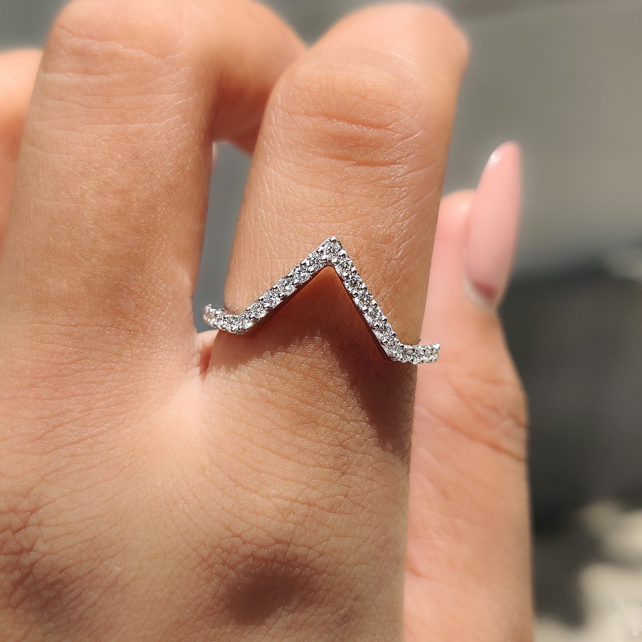 Round Diamond V Shaped Wedding Band Zweitbild