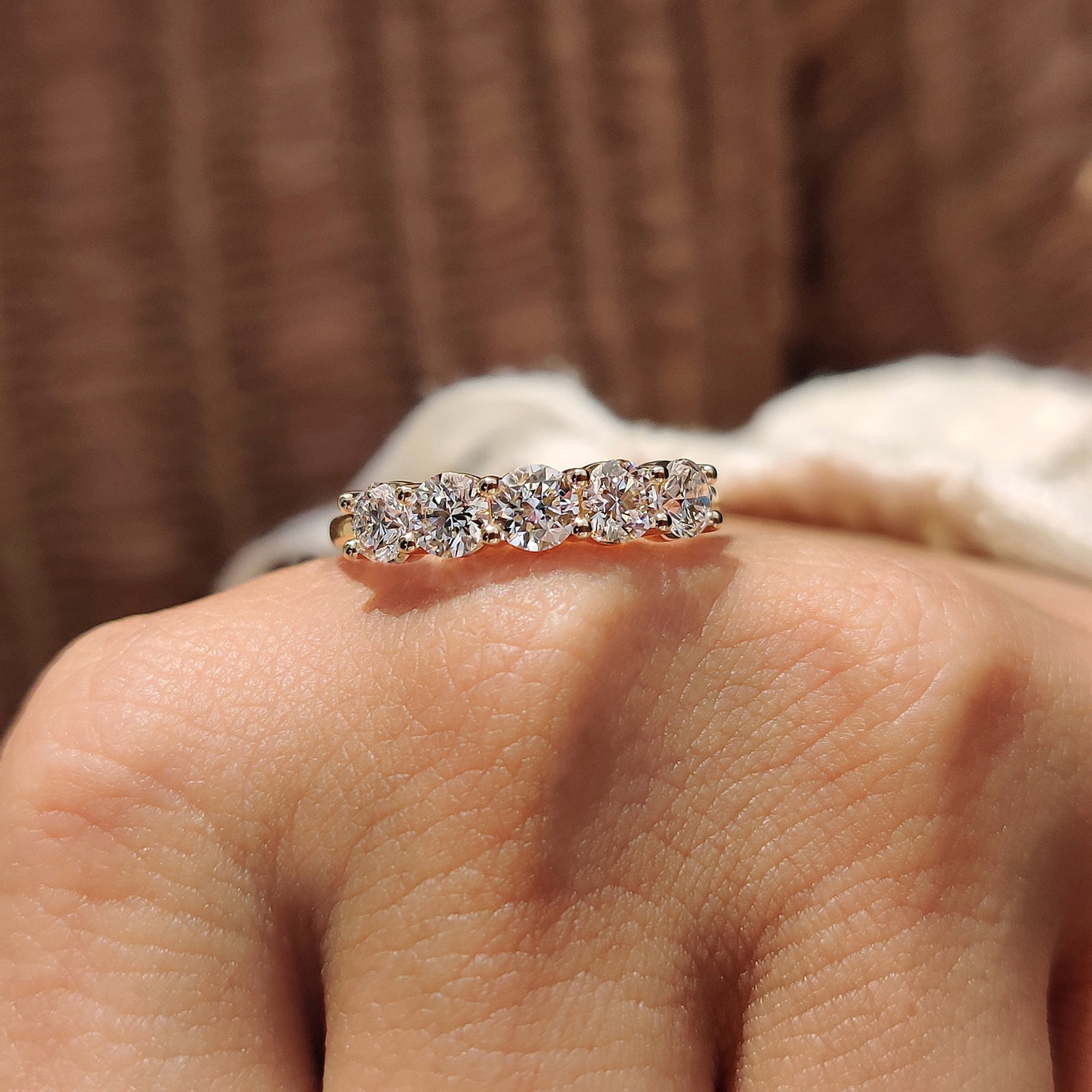 Round Diamond 5 Stone Wedding Band Hauptbild