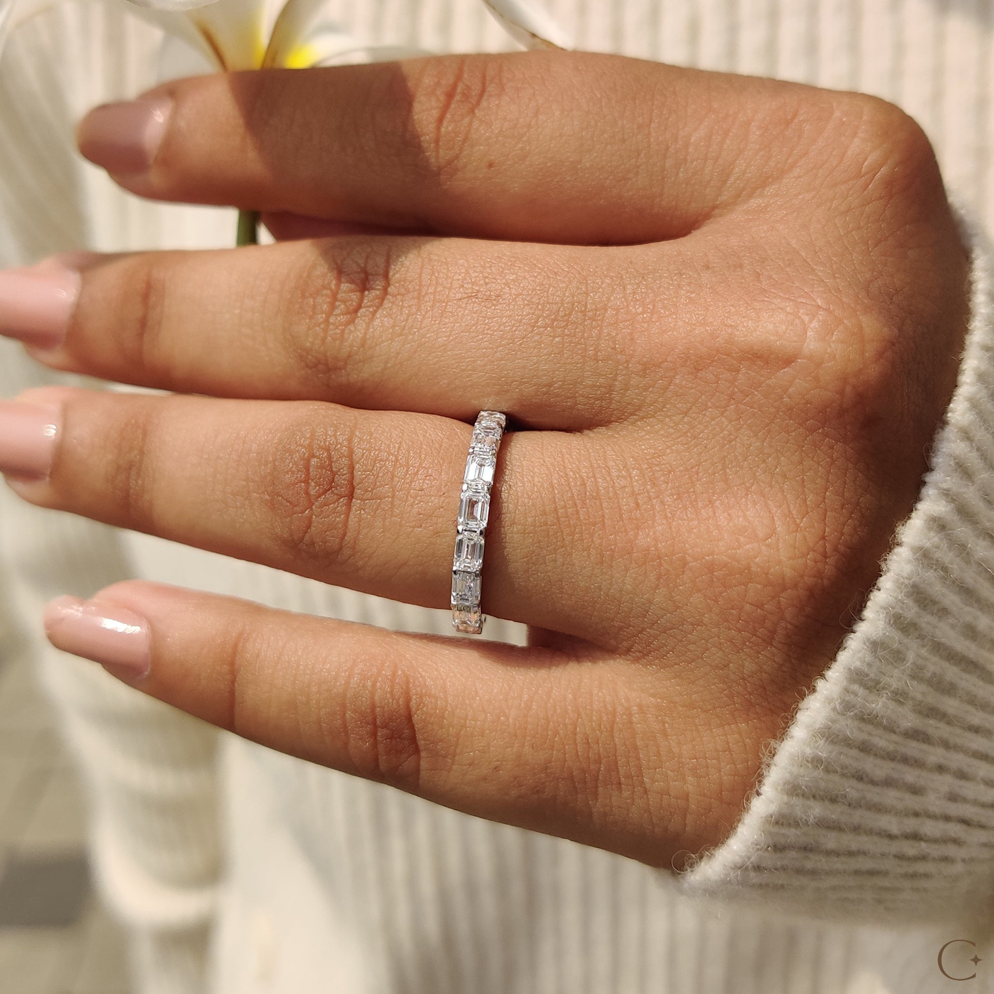 Full Eternity Emerald Cut Diamond Band Imagen secundaria del producto