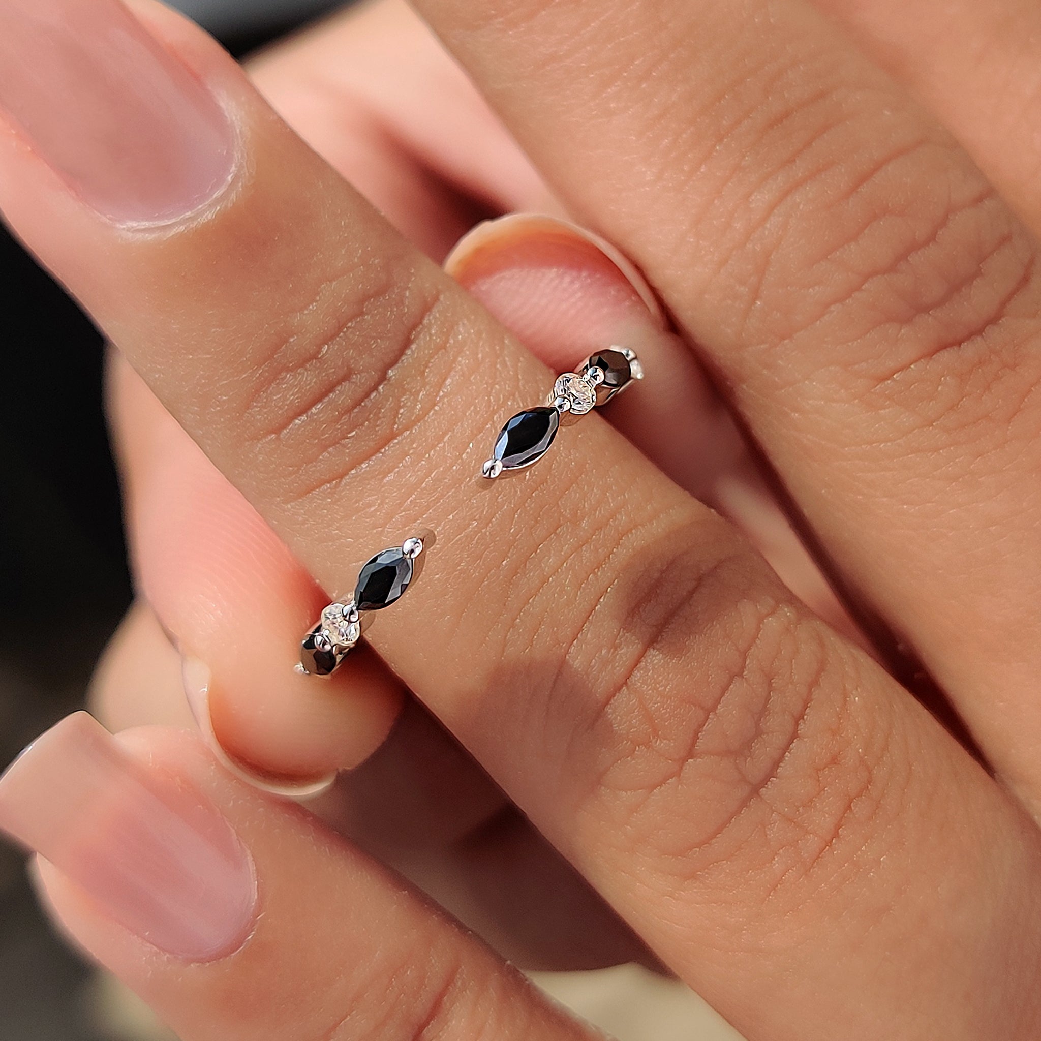 Black Marquise And Round Cut Band In Open Gap Style Imagen secundaria del producto