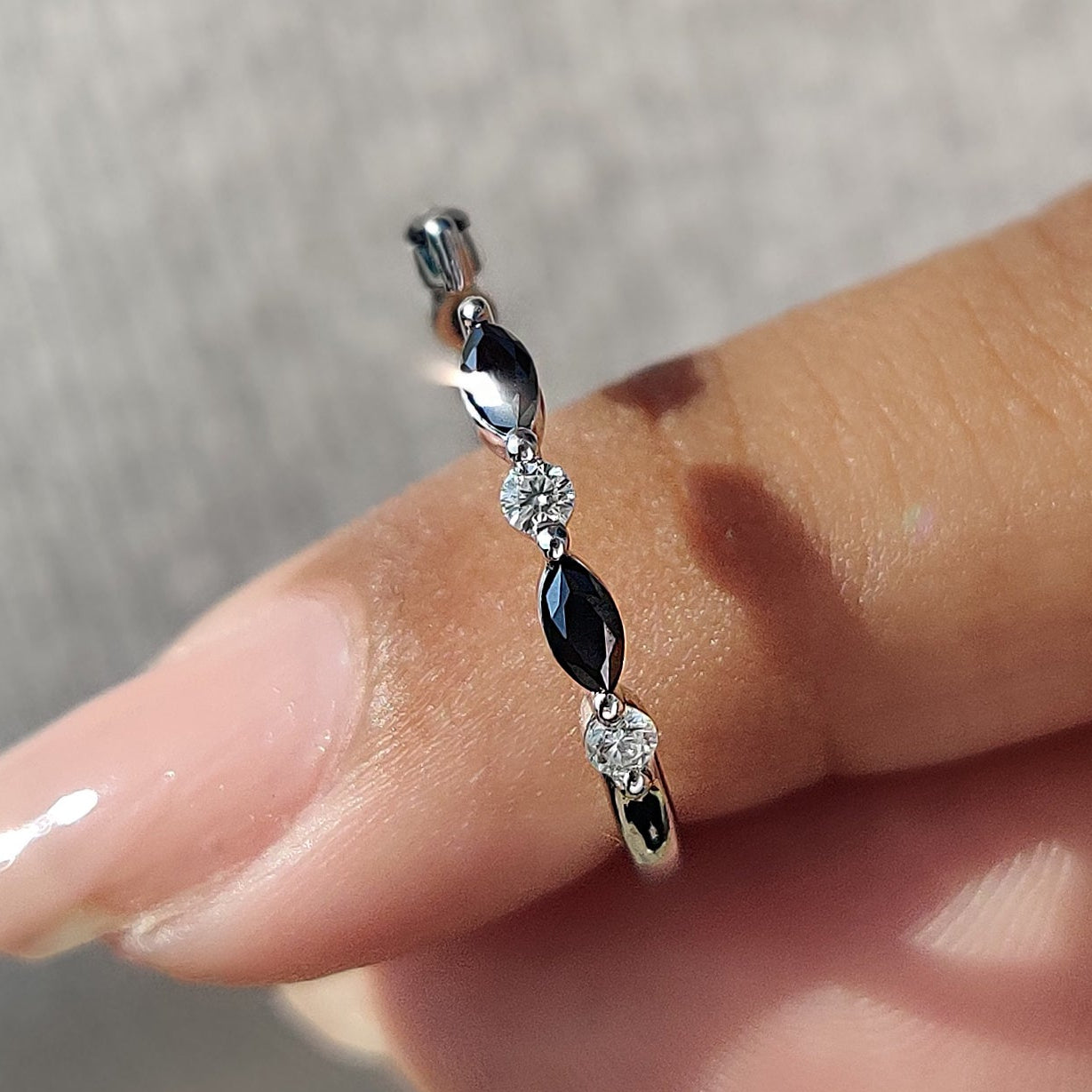 Black Marquise And Round Cut Band In Open Gap Style Imagen principal del producto