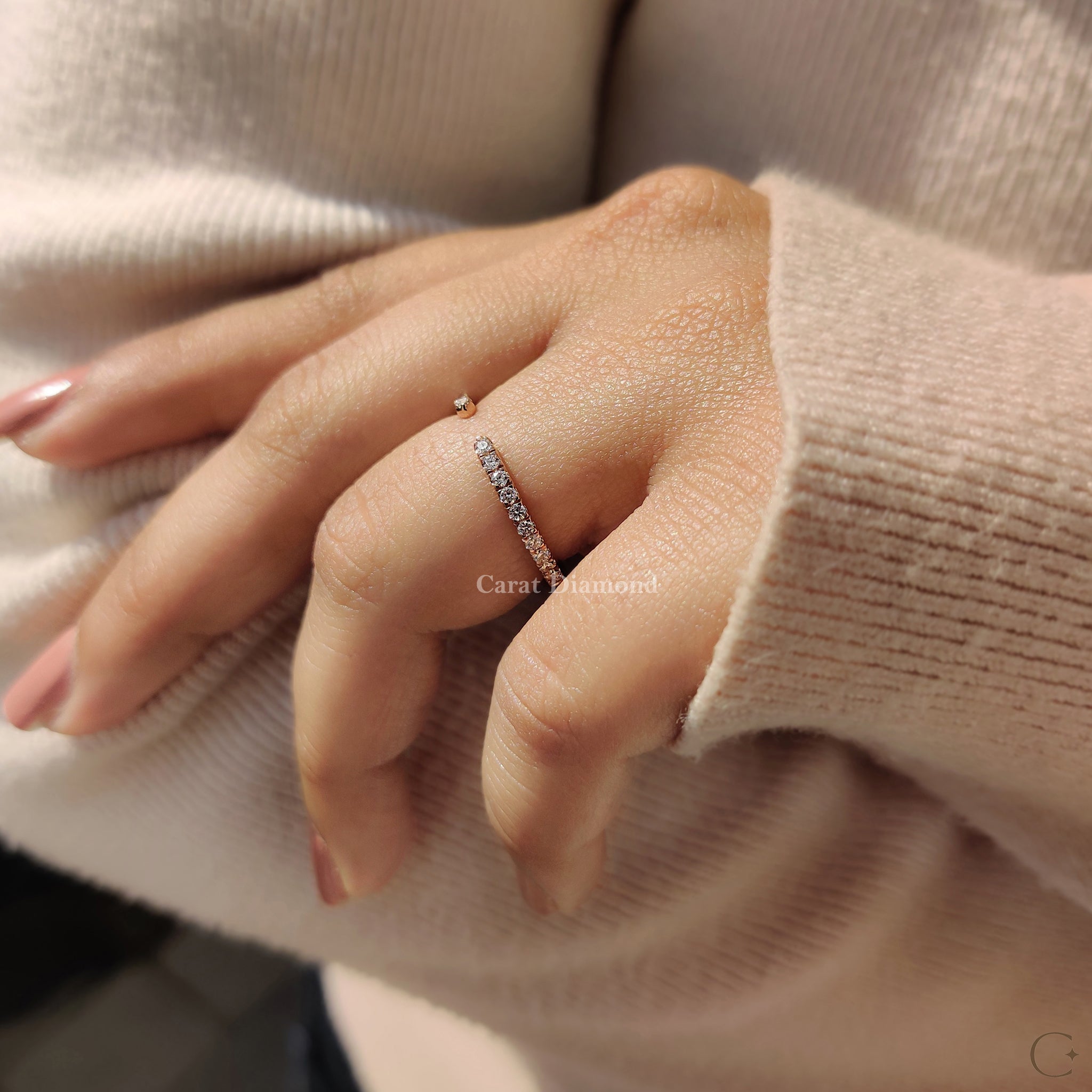 Open Gap Wedding Band With Round Cut Zweitbild