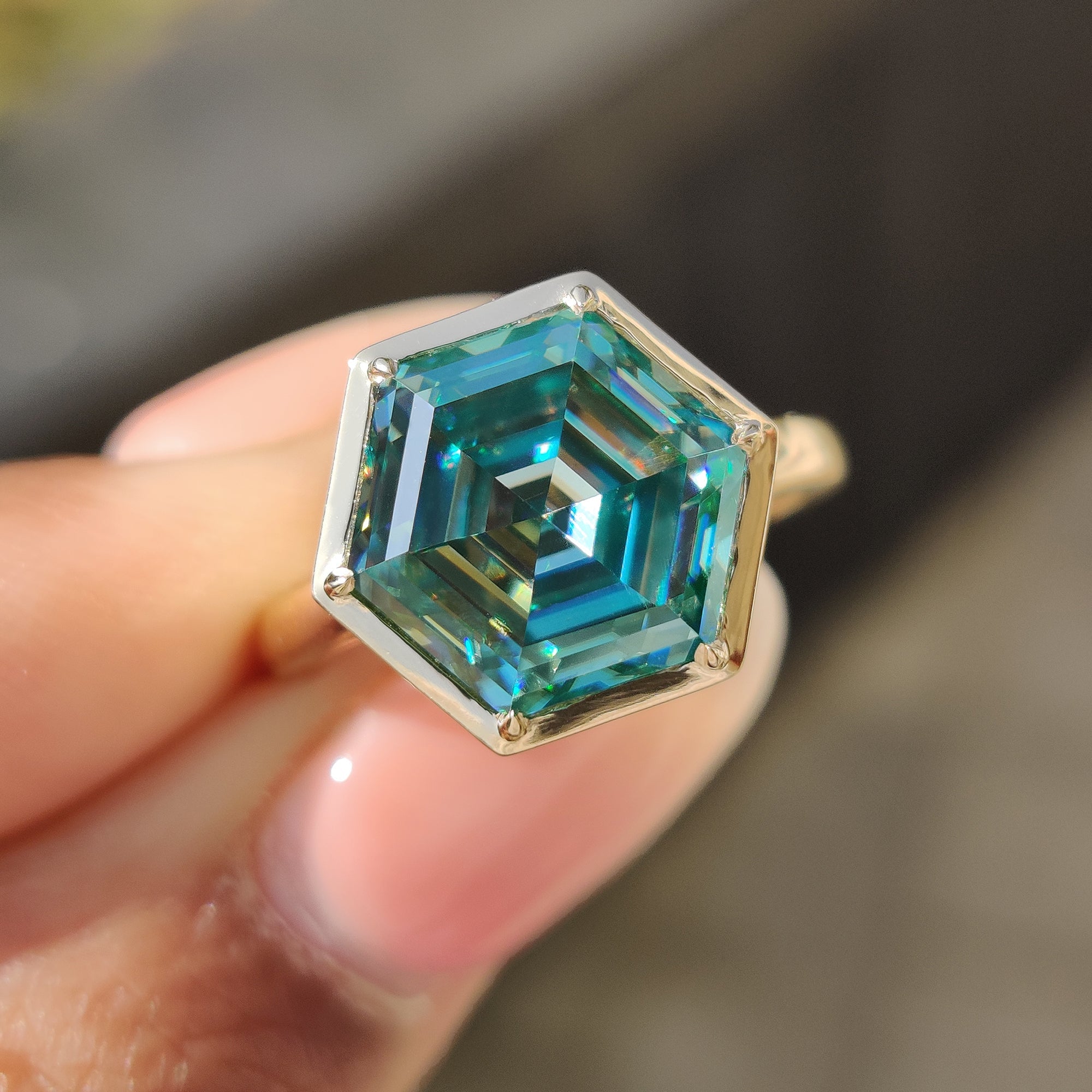 Step Cut Hexagon Engagement Ring with Cyan Blue Stone Hauptbild