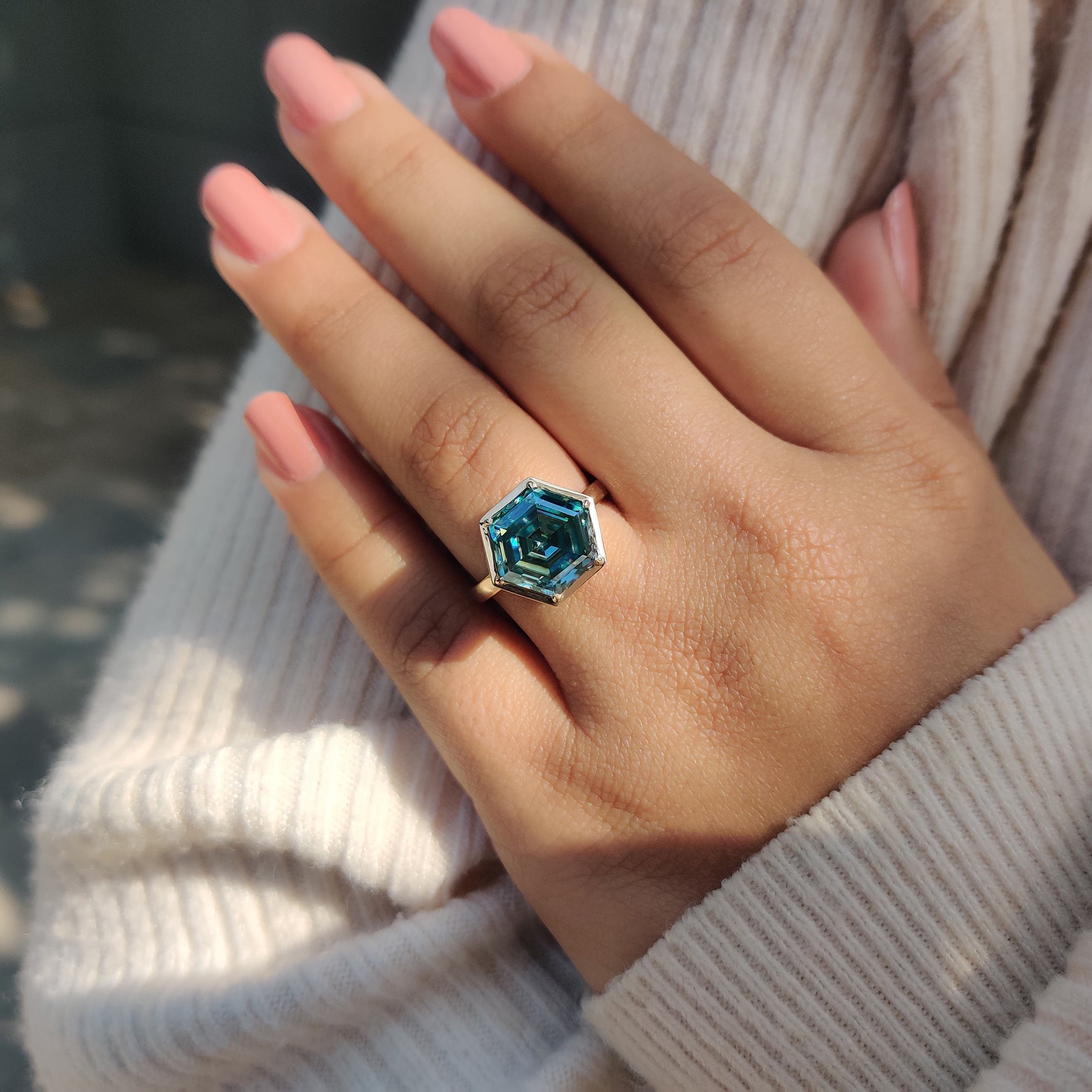 Step Cut Hexagon Engagement Ring with Cyan Blue Stone Zweitbild