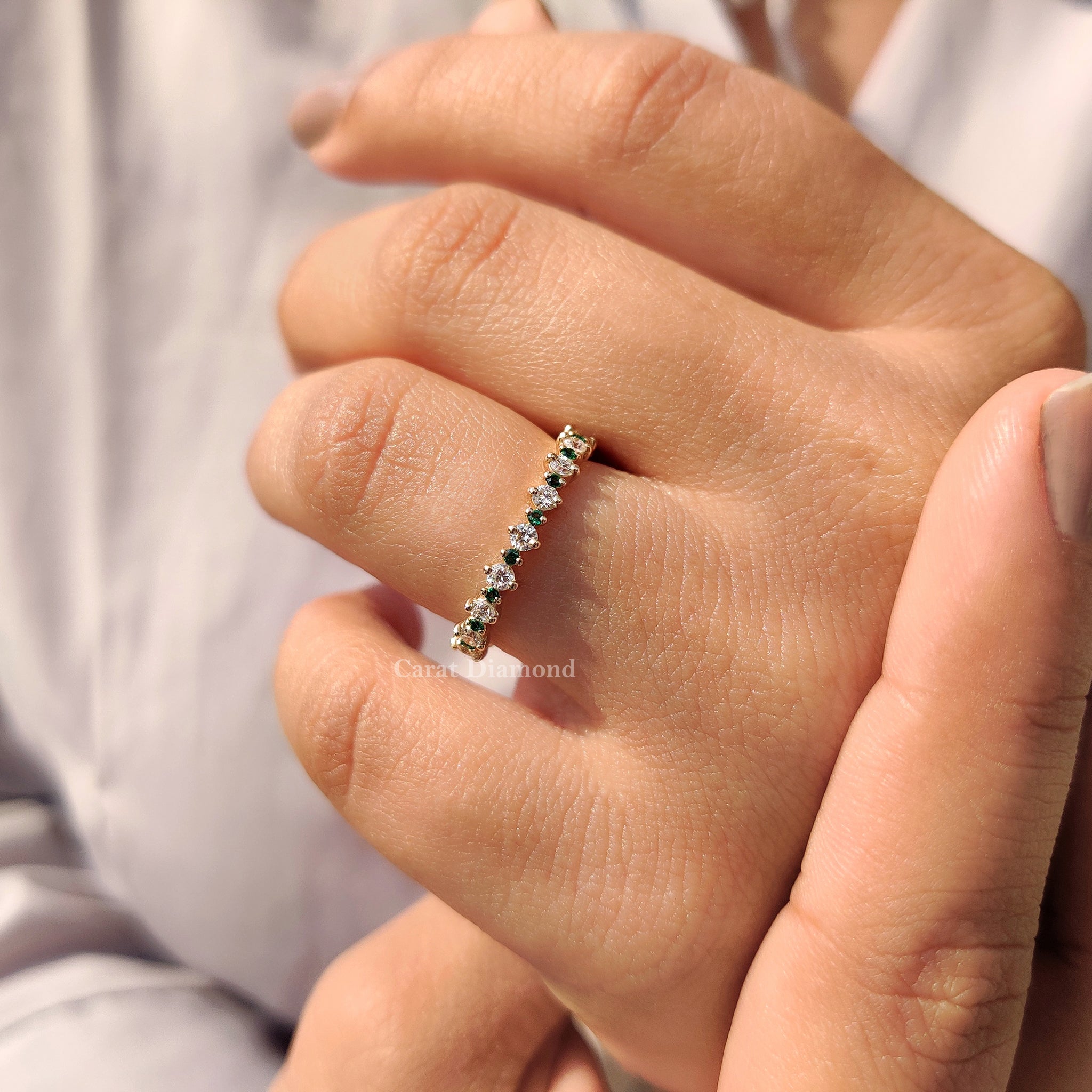 Full Eternity Wedding Band With Emerald And Round Diamond Imagen principal del producto