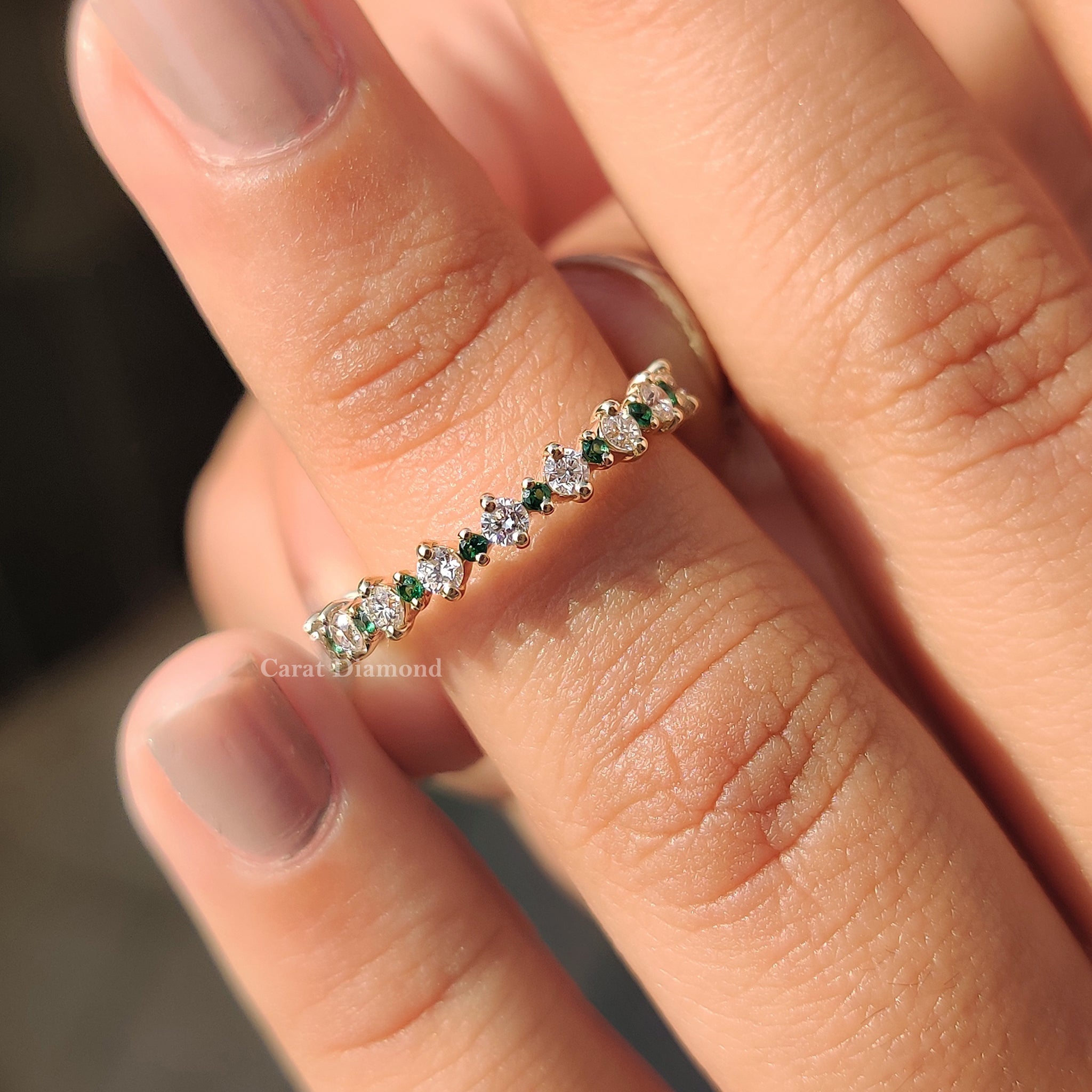 Full Eternity Wedding Band With Emerald And Round Diamond Imagen secundaria del producto