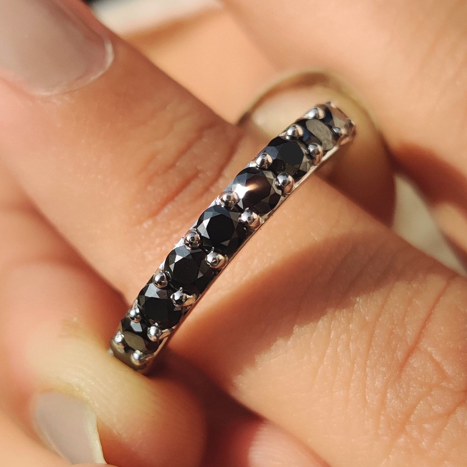 Round Cut Black Moissanite Wedding Band Image principale du produit